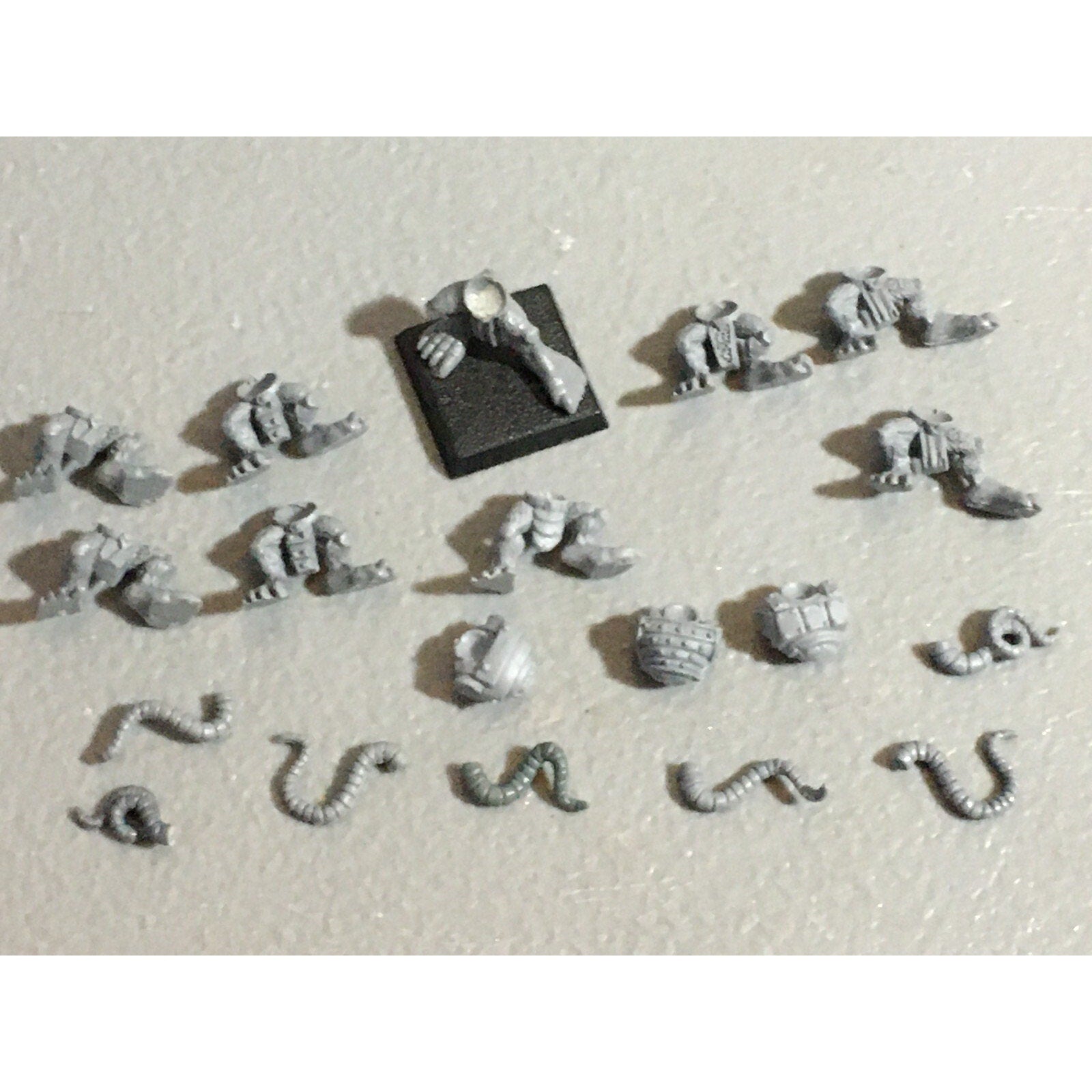 A22303 WARHAMMER FANTASY SKAVEN BITS LOT TORSOS LEGS TAILS GAMES WORKSHOP GW