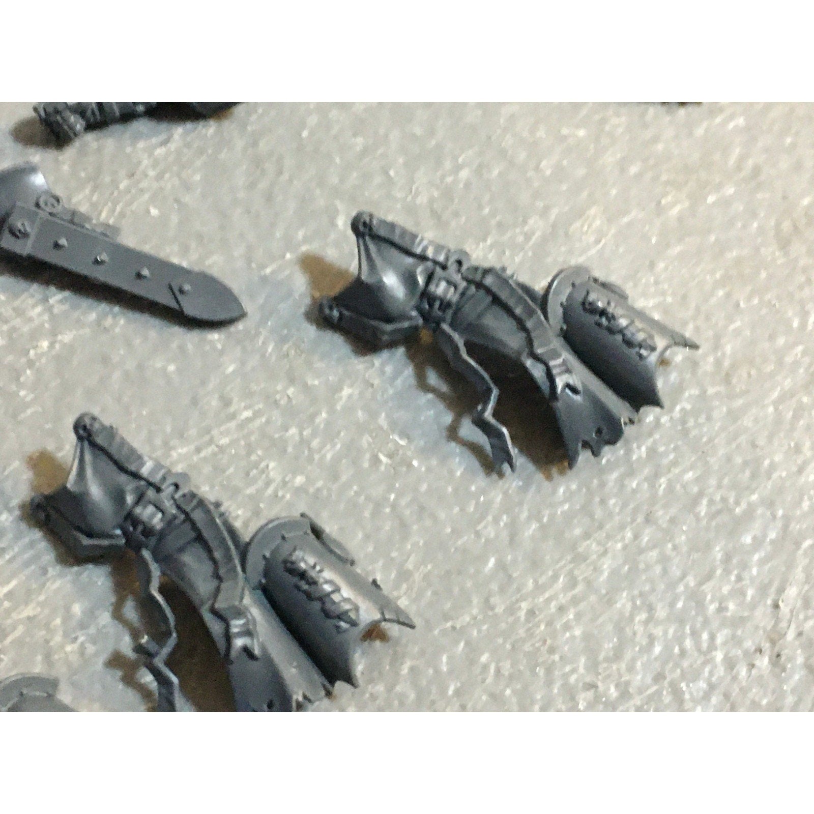A29487 WARHAMMER 40K SPACE MARINES DARK ANGELS BITS LOT ROBE ARM BOLTER GW