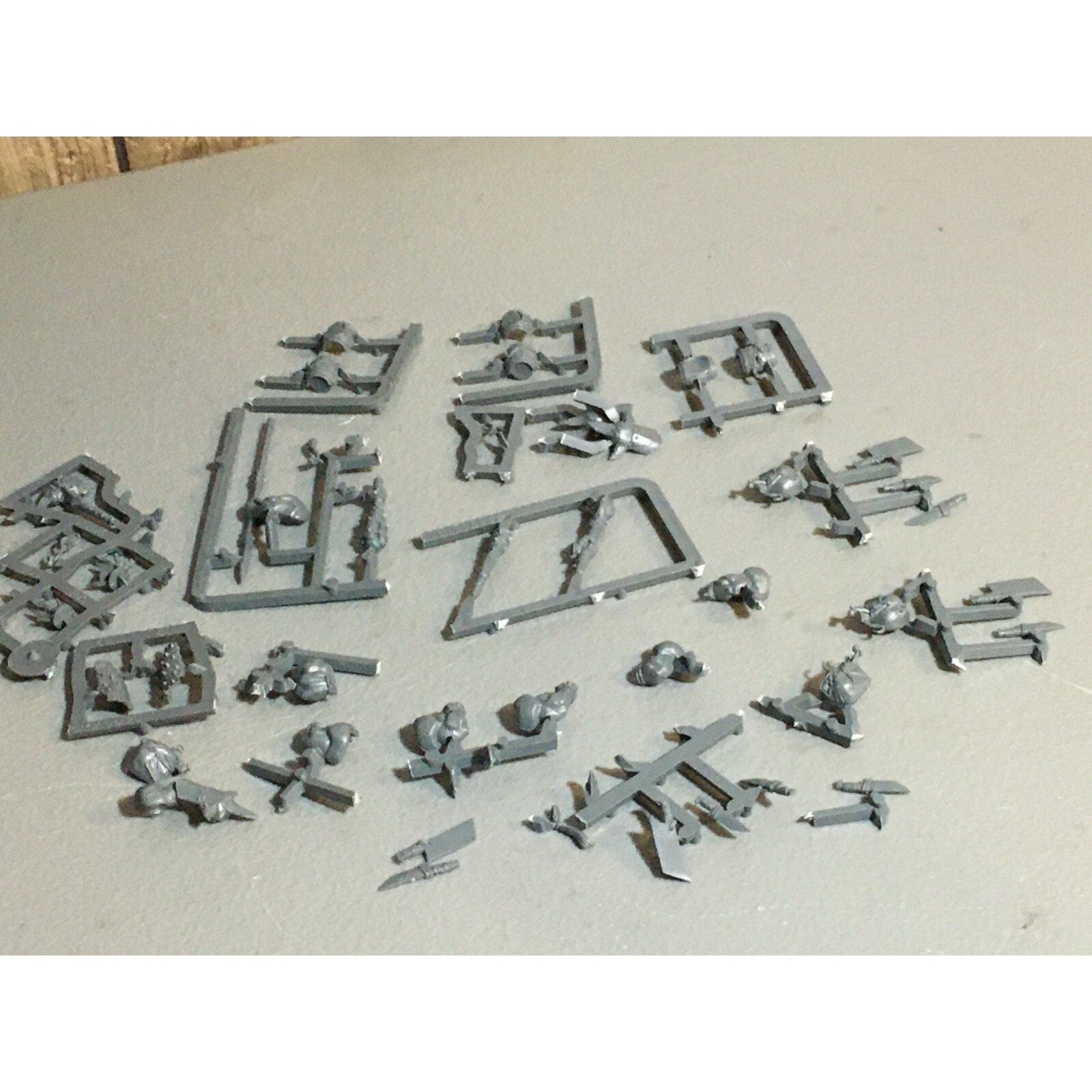 A23589 WARHAMMER AOS FANTASY OGRE KINGDOMS MAWTRIBES BITS ON SPRUE LOT ARMS EXTR