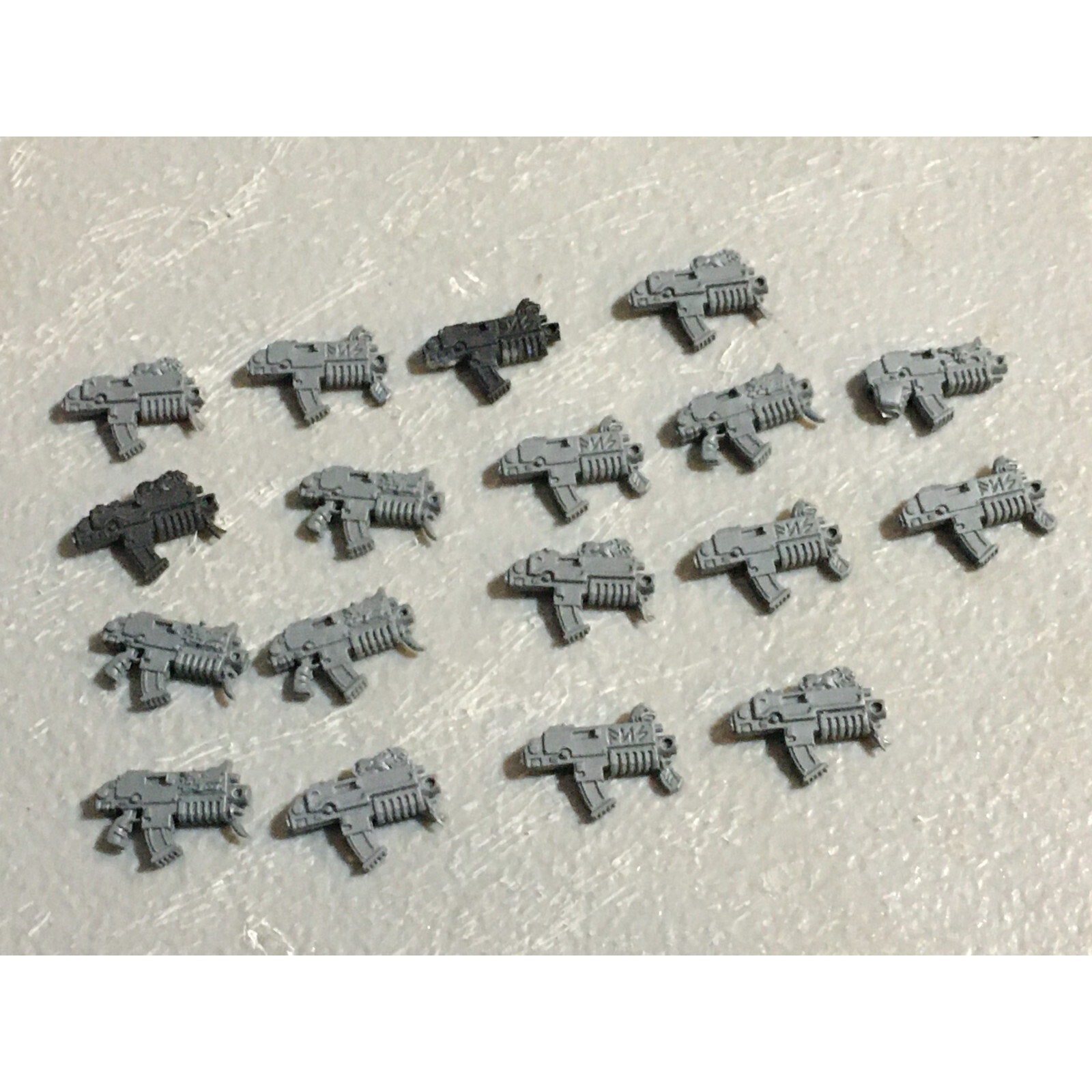 A22991 WARHAMMER 40K SPACE MARINES WOLVES BITS LOT BOLTERS GW