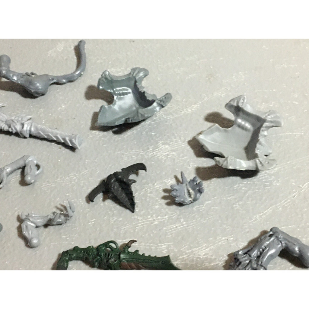 A22317 WARHAMMER 40K TYRANIDS BITS LOT MIXED GAMES WORKSHOP GW