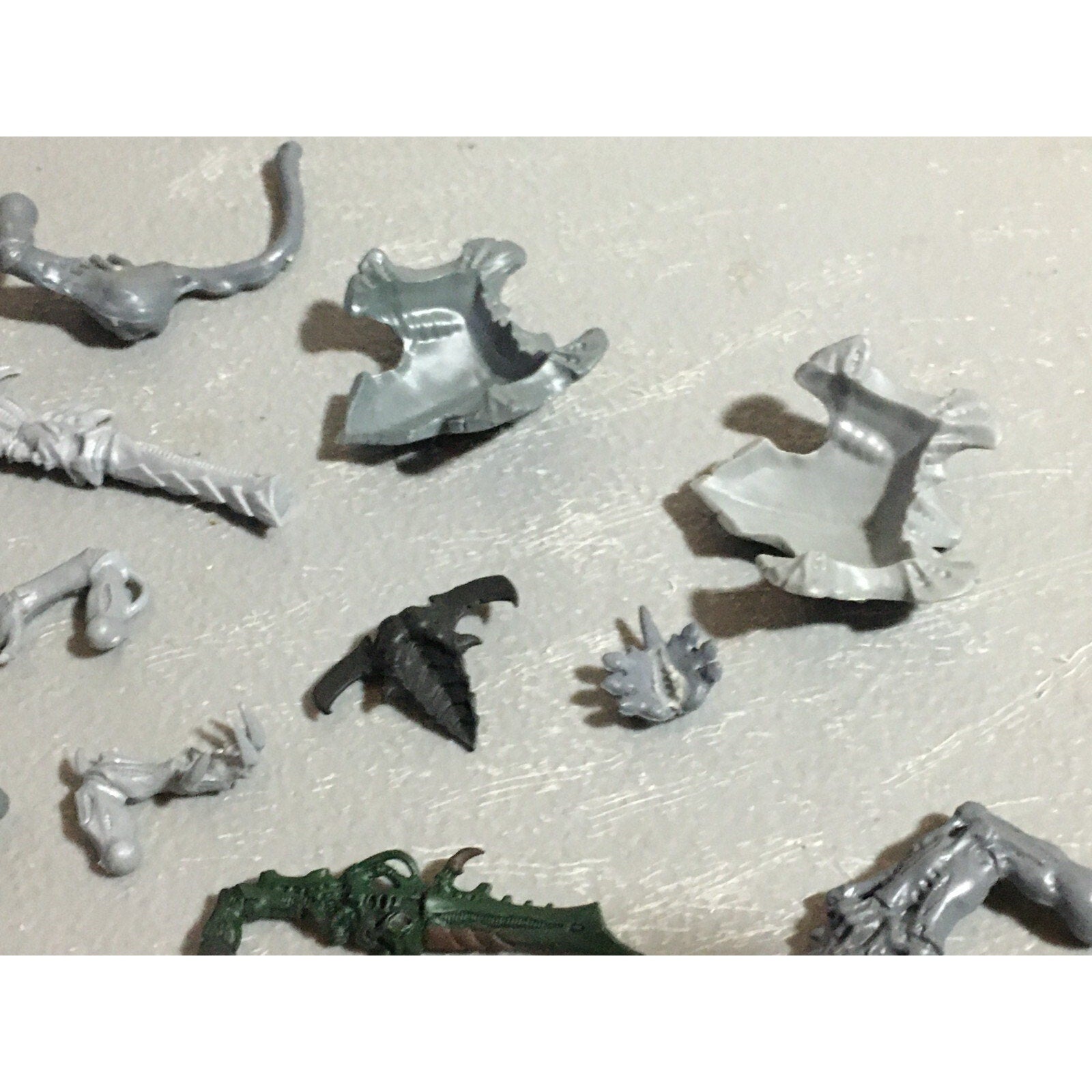 A22317 WARHAMMER 40K TYRANIDS BITS LOT MIXED GAMES WORKSHOP GW