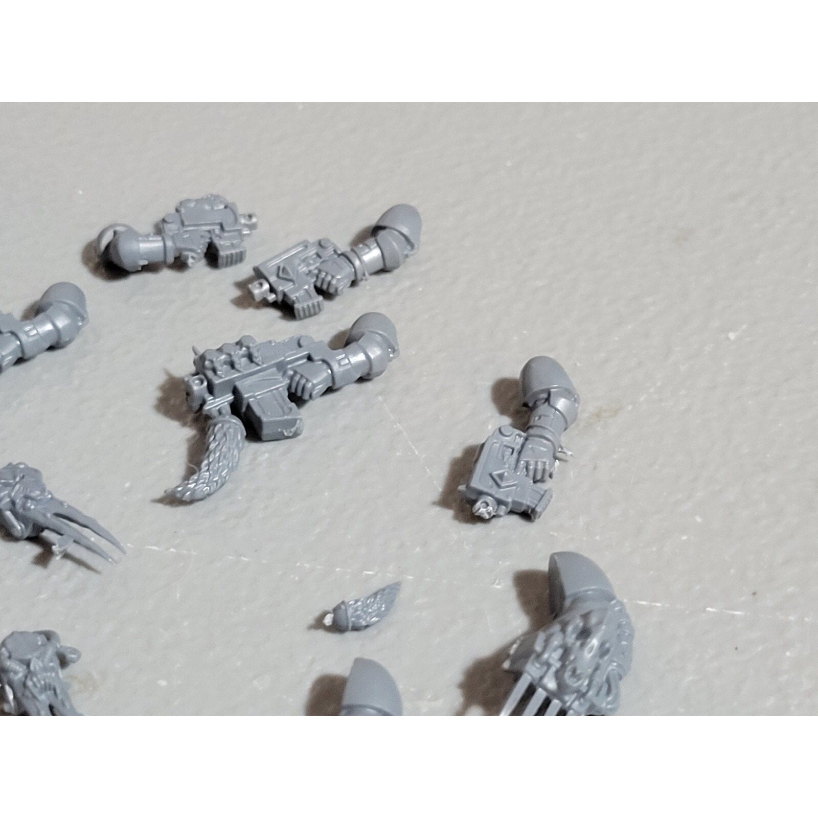A18452 WARHAMMER 40K SPACE MARINES WOLVES BITS LOT PLASMA POWER SHOULDER HAMMER