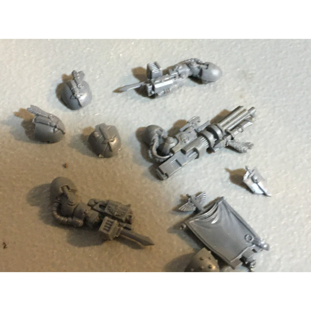 A25041 WARHAMMER 40K SPACE MARINES DARK ANGELS BITS LOT ICONS PISTOLS ARMS GW