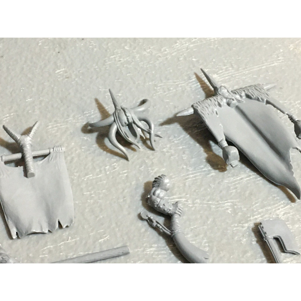 A23124 WARHAMMER FANTASY CHAOS BEASTMEN BITS LOT GORS BANNERS ARMS GW