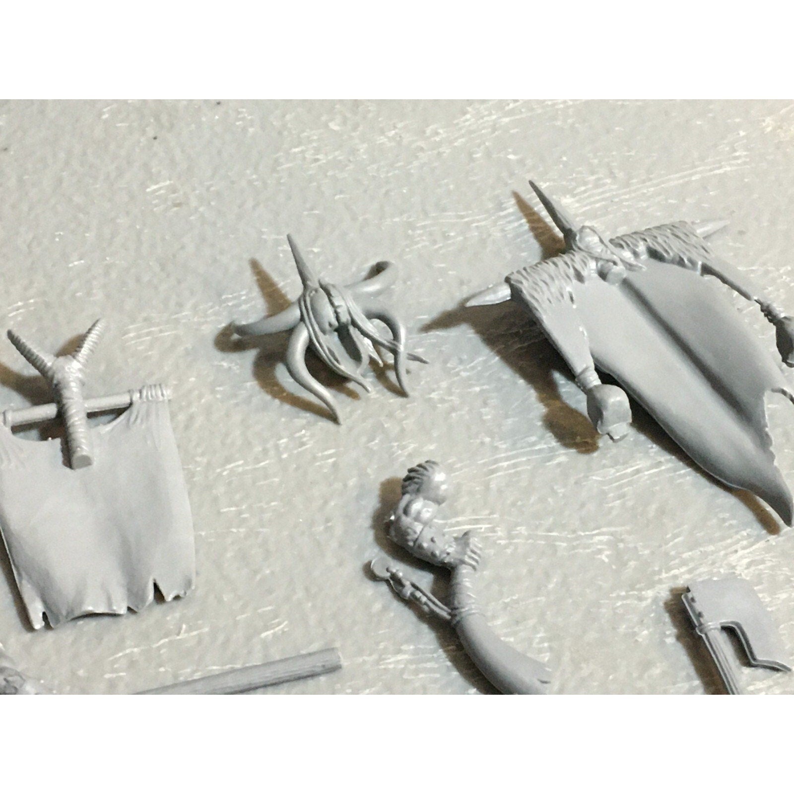 A23124 WARHAMMER FANTASY CHAOS BEASTMEN BITS LOT GORS BANNERS ARMS GW