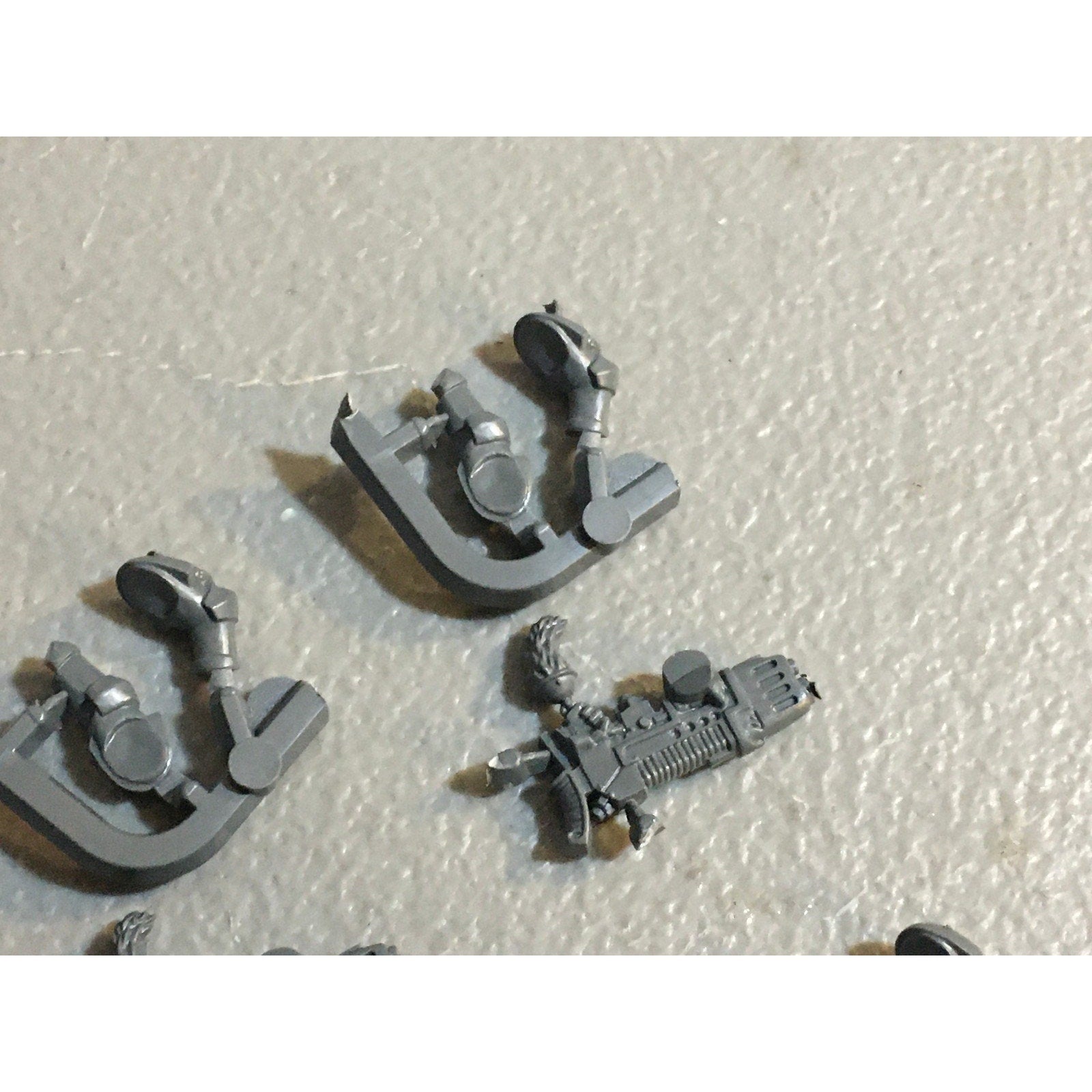A29732 WARHAMMER 40K SPACE MARINES WOLVES BITS LOT PLAMSA GUNS W ARMS GW