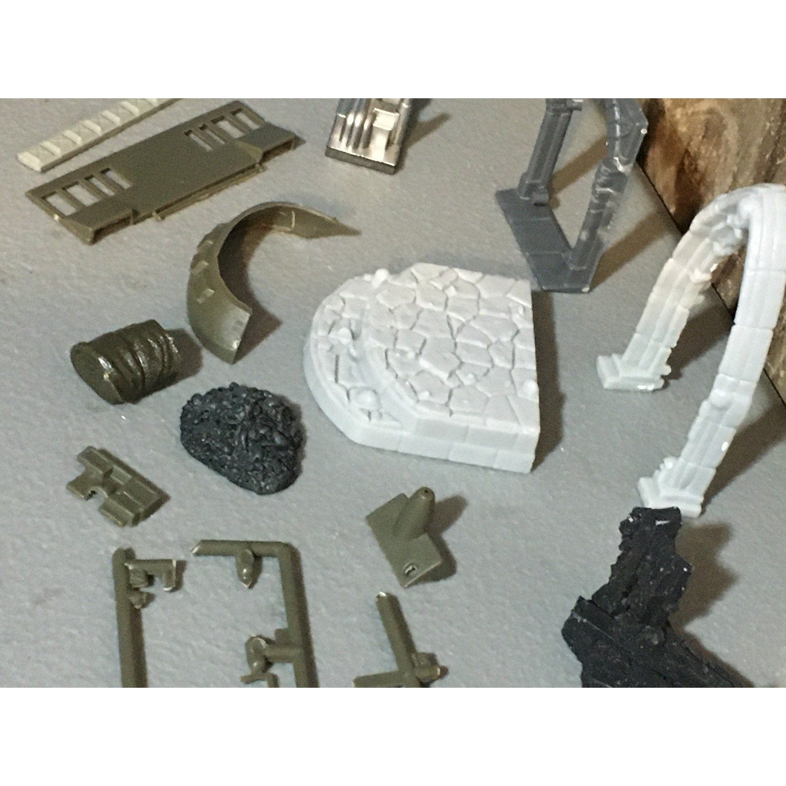 A32572 UNKNOWN MINIATURES PLASTIC MINIATURES LOT TERRAIN ARCH WALL DOORWAY