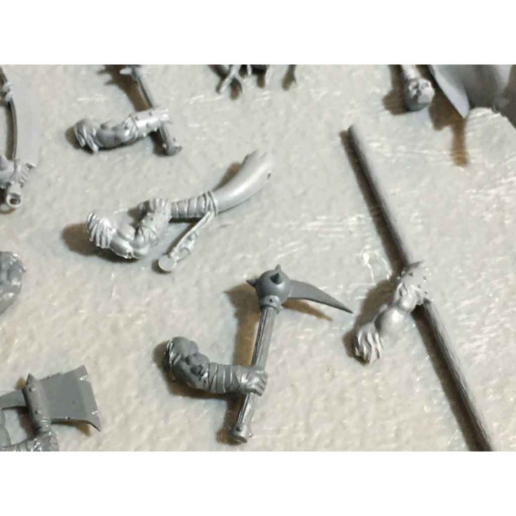 A23126 WARHAMMER FANTASY CHAOS BEASTMEN BITS LOT GORS BANNERS ARMS GW