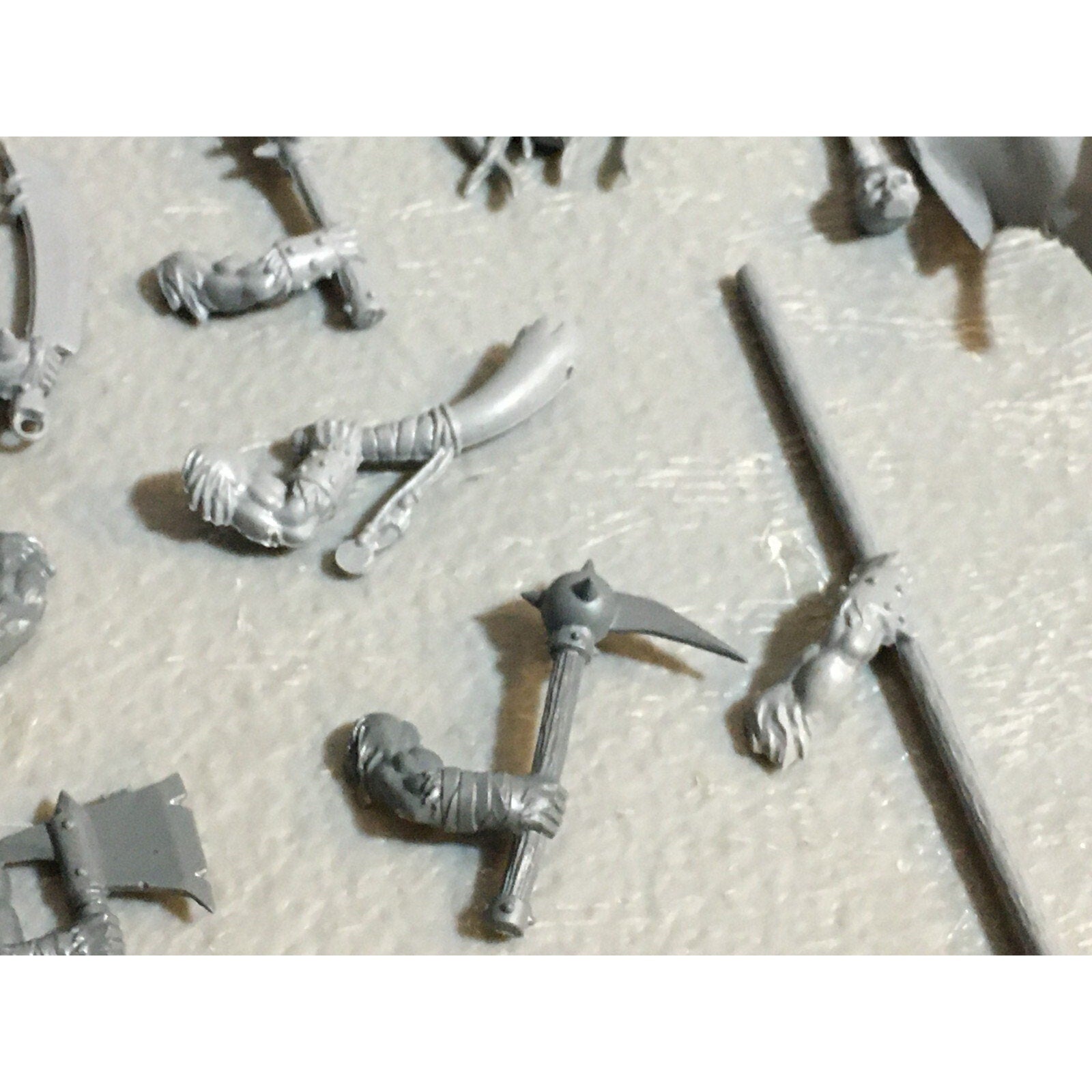 A23126 WARHAMMER FANTASY CHAOS BEASTMEN BITS LOT GORS BANNERS ARMS GW