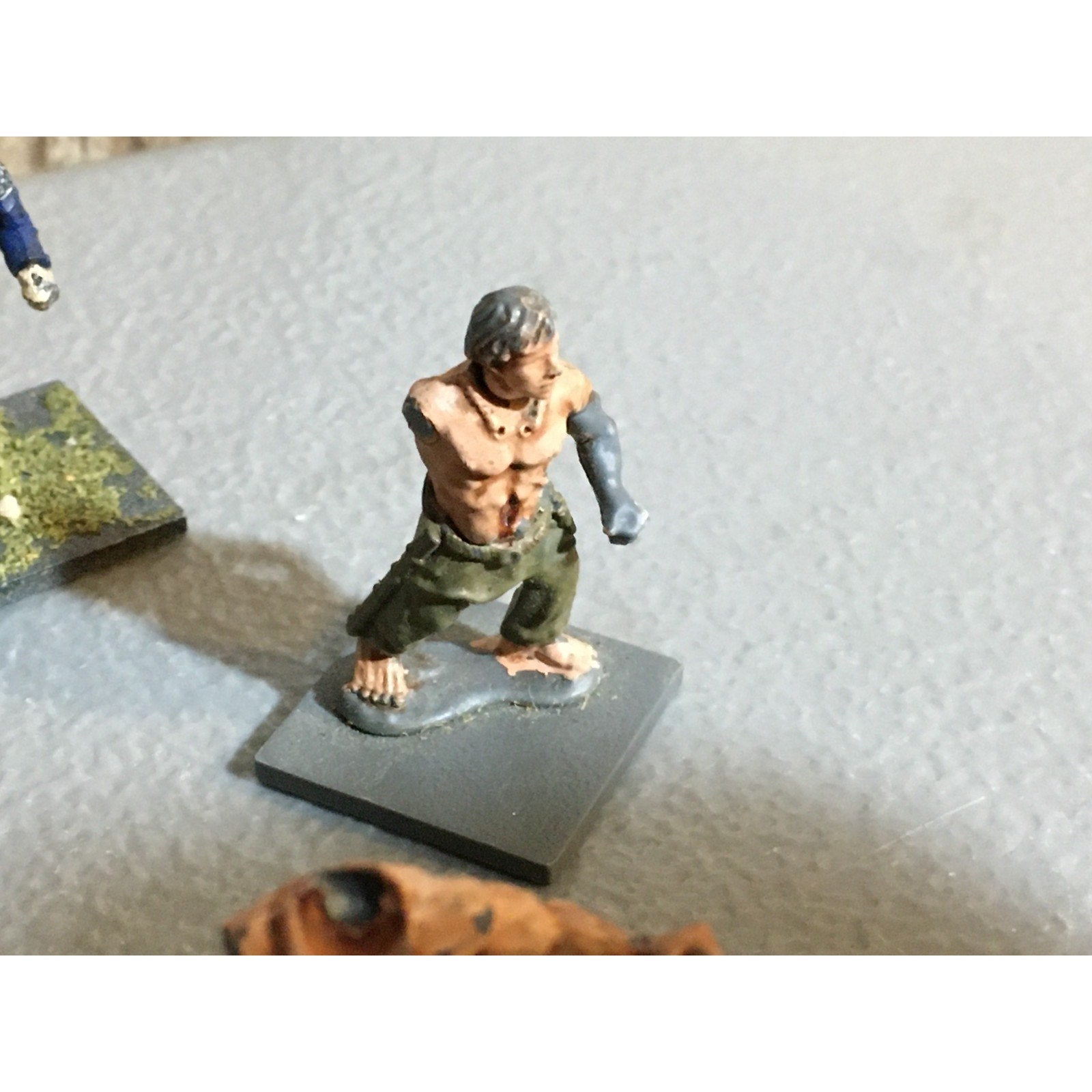 A32498 UNKNOWN PLASTIC MINIATURES INCOMPLETE LOT FANTASY HUMAN WARRIOR SOLDIER