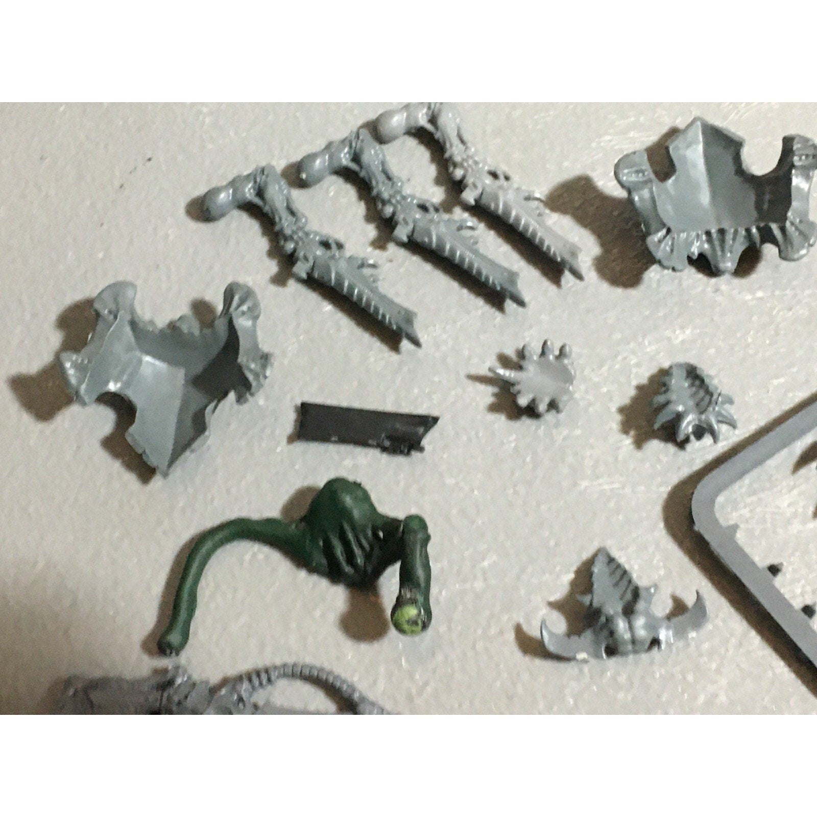 A22319 WARHAMMER 40K TYRANIDS BITS LOT MIXED GAMES WORKSHOP GW