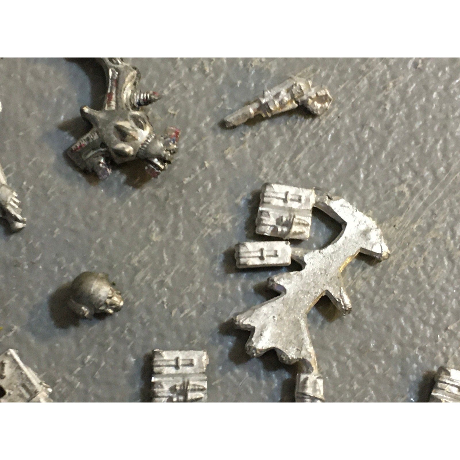 A32577 WARHAMMER 40K MIXED RANDOM BITS LOT ALL METAL POUCH HOLSTER GW