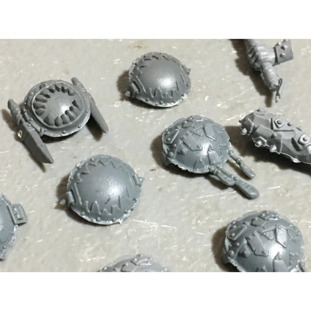 A22584 WARHAMMER FANTASY OGRE KINGDOMS BITS LOT HANDS PLATES GAMES WORKSHOP GW