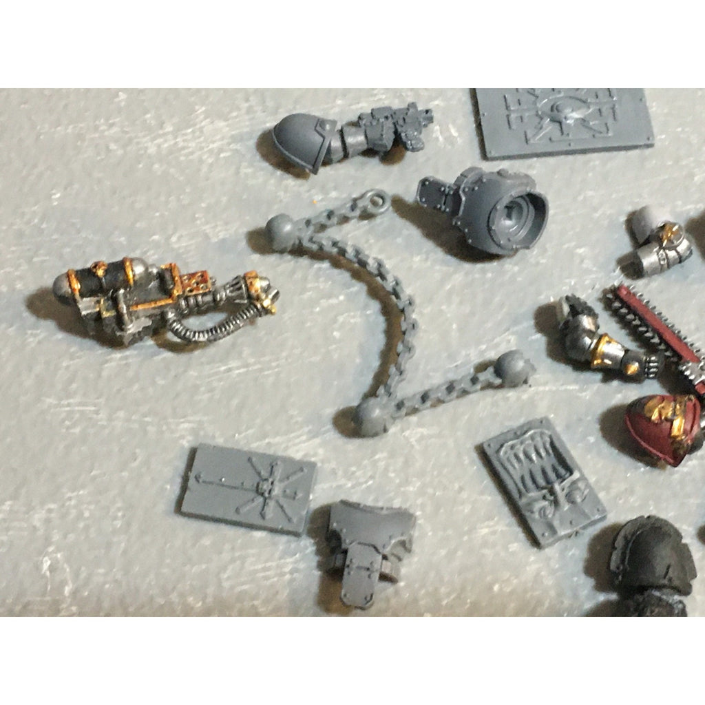A24521 WARHAMMER 40K CHAOS SPACE MARINES BITS LOT TANK PLATES ARMS CHAINS GW