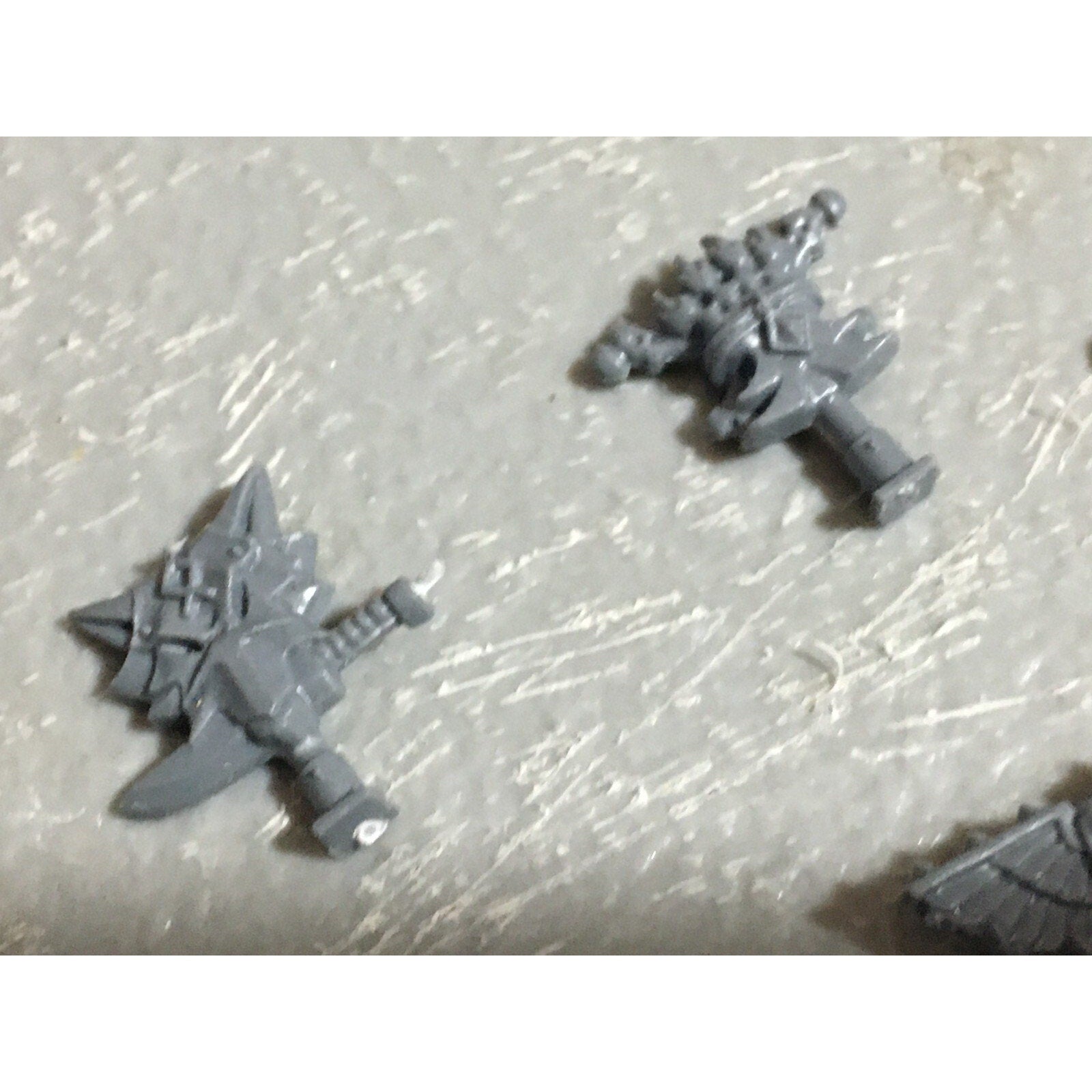 A22556 WARHAMMER 40K SPACE MARINES WOLVES BITS LOT BANNER ACCESSORY SHIELD GW