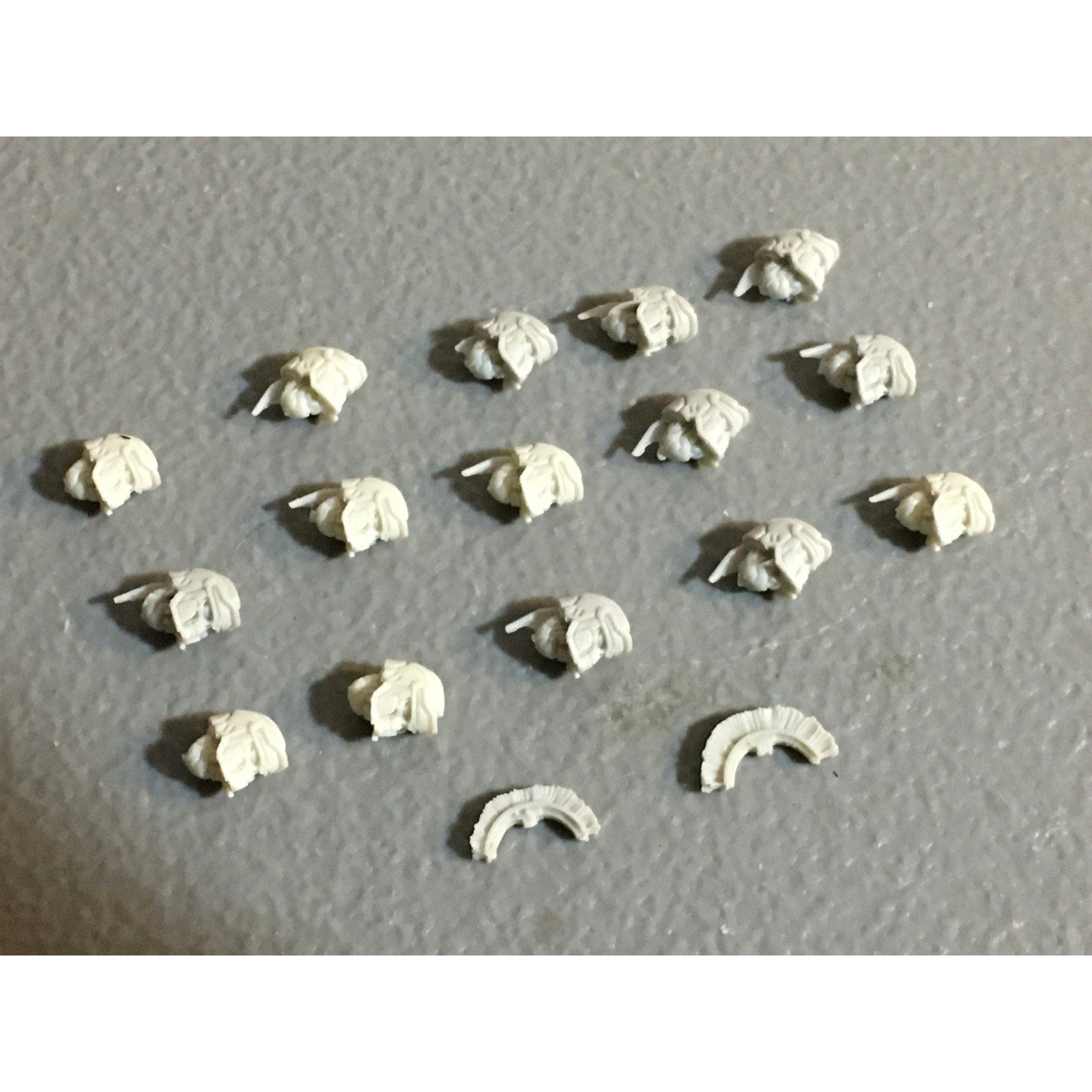 A32539 PUPPETSWAR MINIATURES PLASTIC FANTASY SPARTAN HELMET HEADS BITS PACK LOT