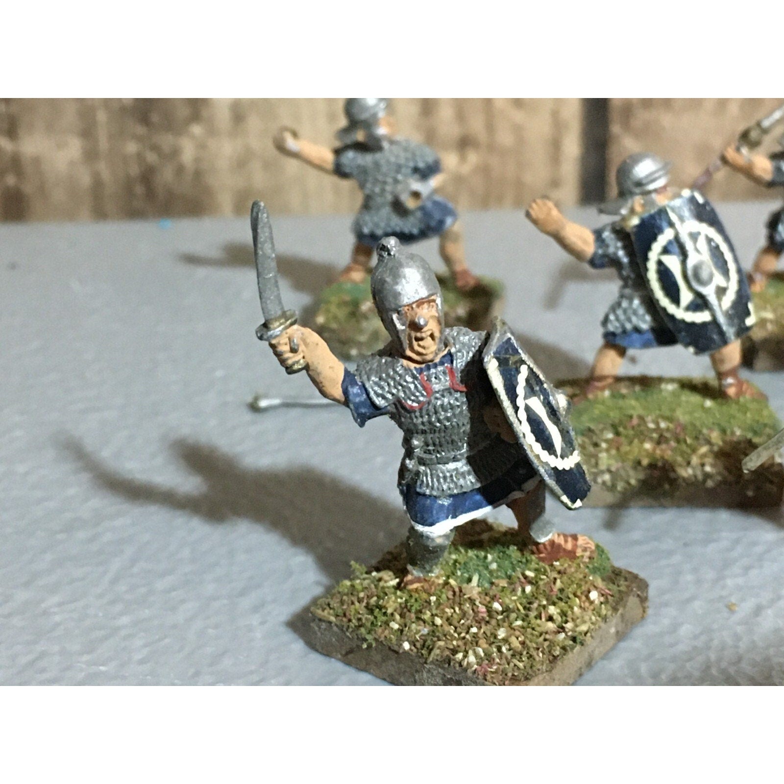 A23531 UNKNOWN METAL MINIATURES SOLDIERS WARRIORS ROMAN MISS 2 SPEARS