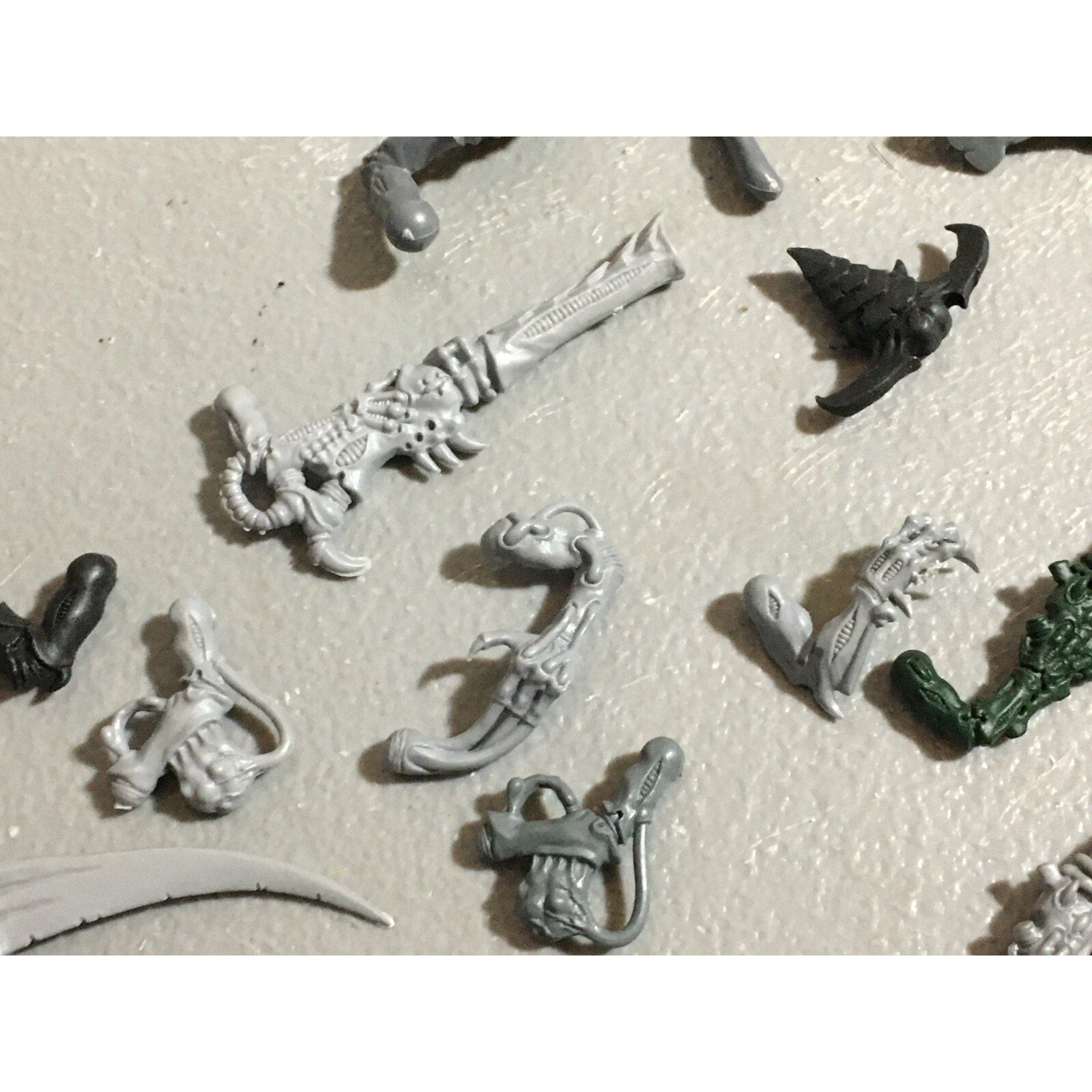 A22317 WARHAMMER 40K TYRANIDS BITS LOT MIXED GAMES WORKSHOP GW