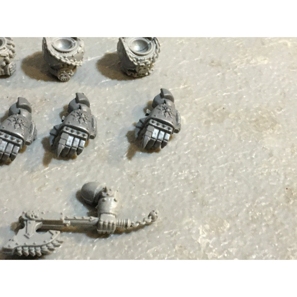 A33590 WARHAMMER 40K CHAOS SPACE MARINES CSM BITS LOT POWERFIST CHEST SWORD GW
