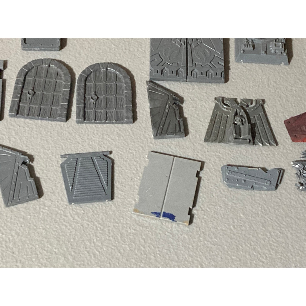 A19165 WARHAMMER 40K LARGE TERRAIN BITS LOT DOORS DROP POD SPACE MARINES TANK