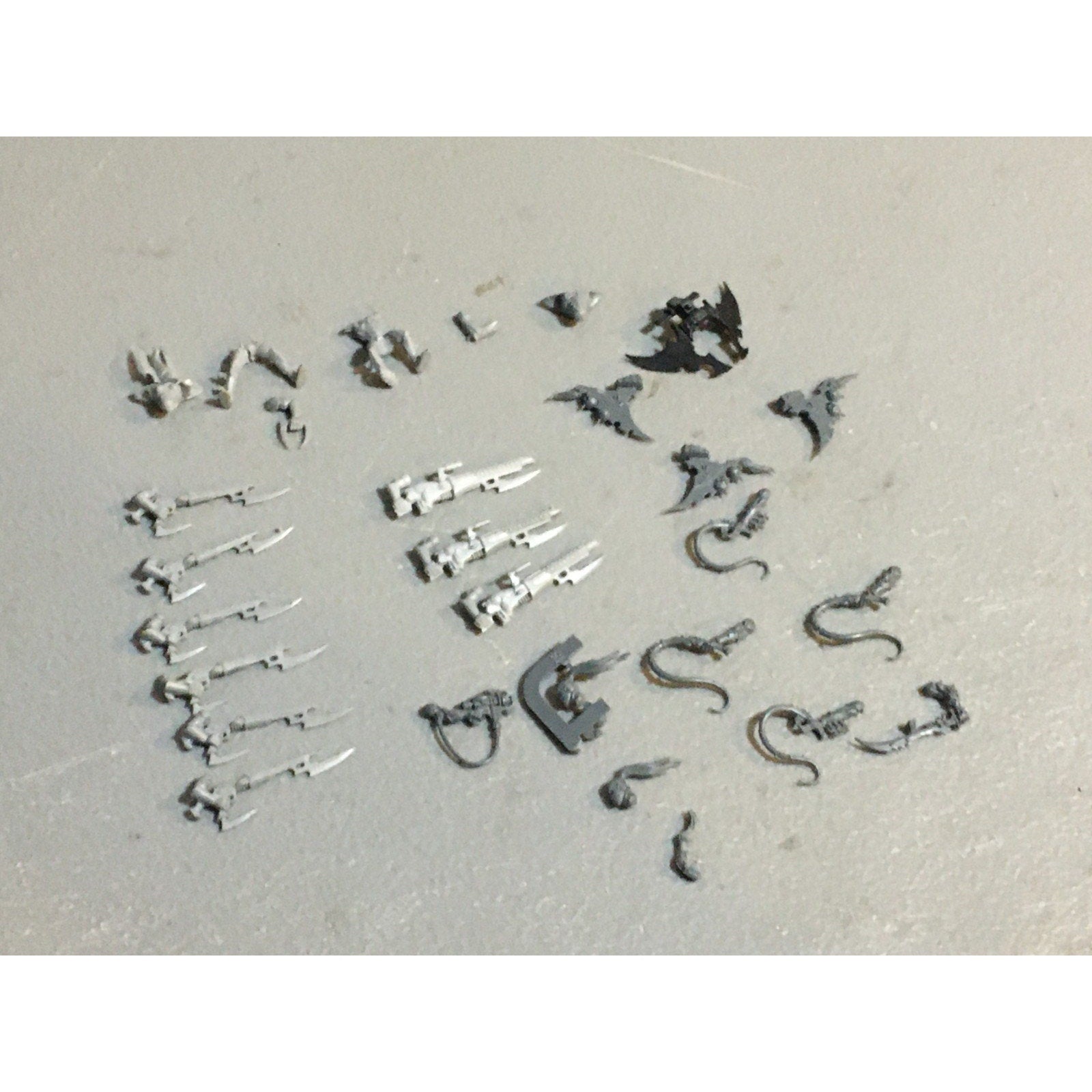 A27444 WARHAMMER 40K DARK ELDAR BITS LOT ARMS HANDS BLADE GW