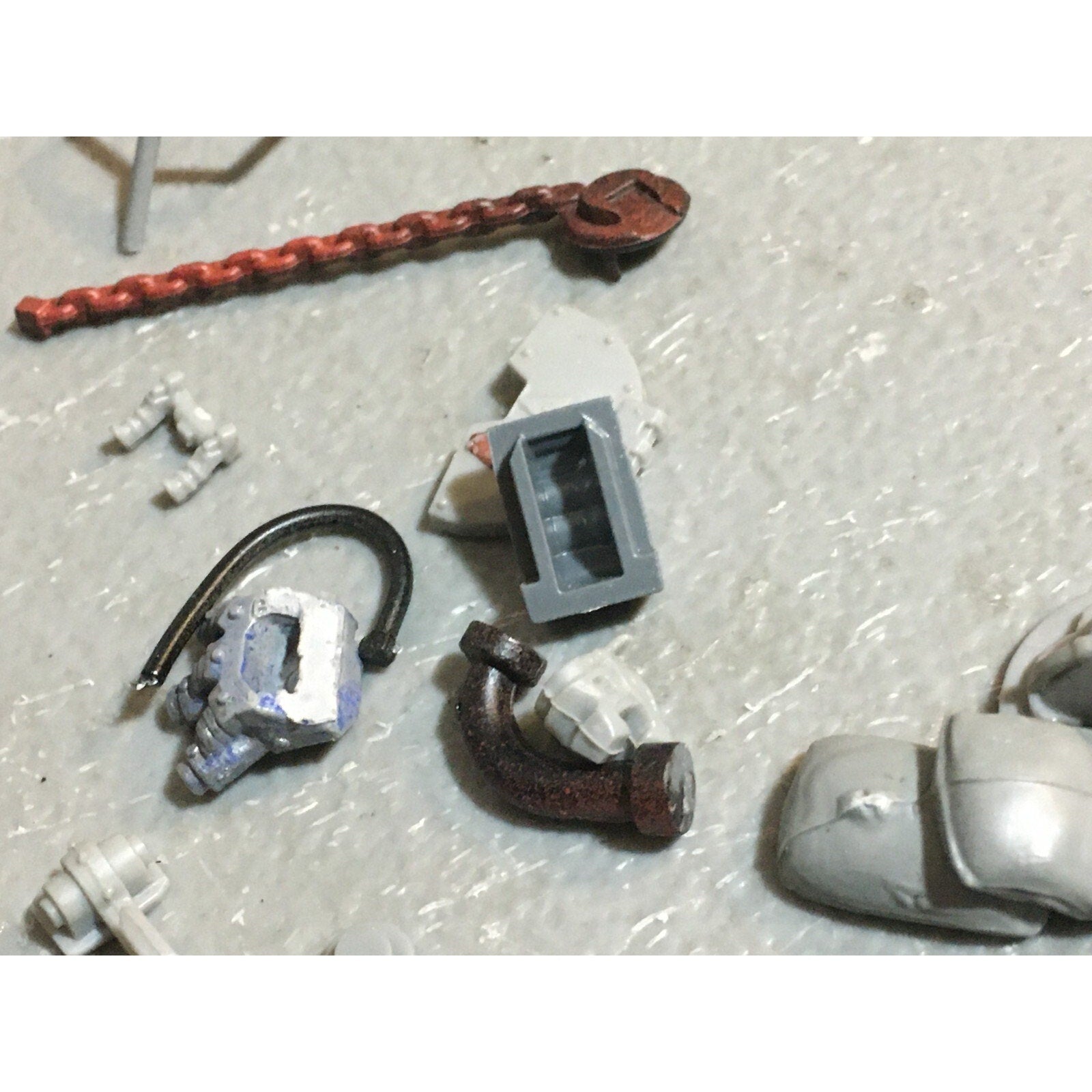 A18517 WARHAMMER 40K SPACE MARINES VEHICLE BITS & CAPTAIN MISS SWORD HAND GW
