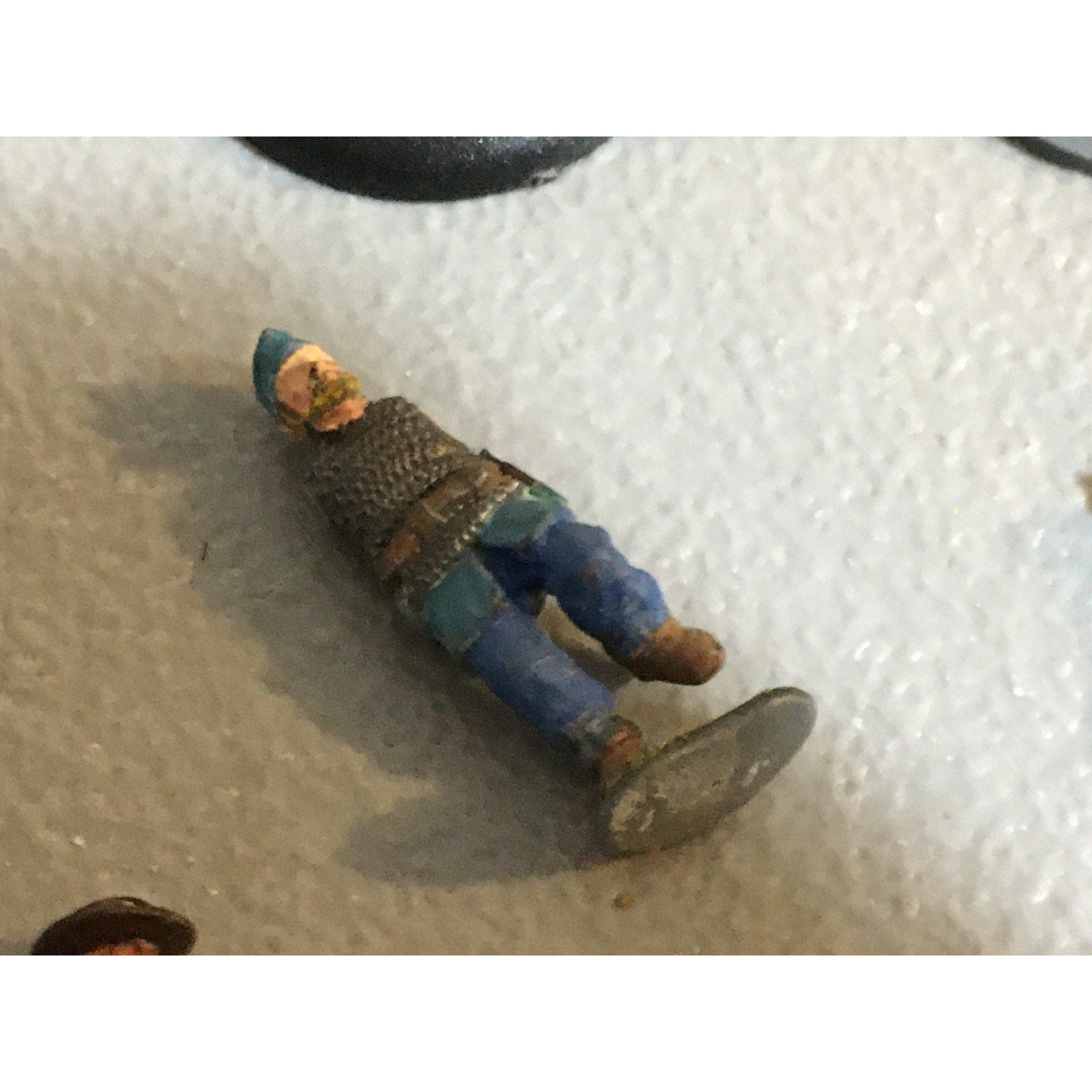 A32503 UNKNOWN PLASTIC MINIATURES MISS BASES HUMAN WARRIOR SOLDIER