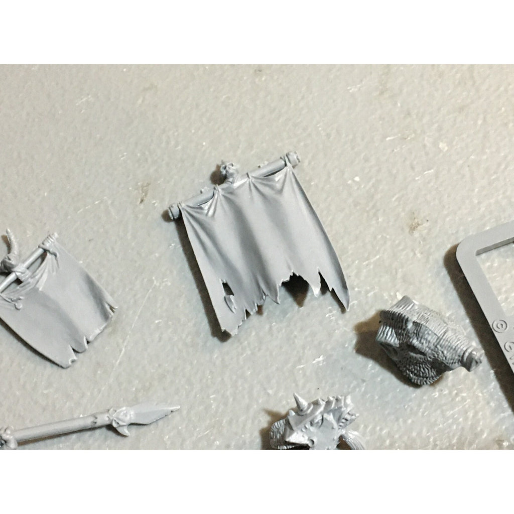 A23398 WARHAMMER FANTASY ORCS & GOBLINS BITS LOT MIXED ACCESSORIES BANNER HEADS