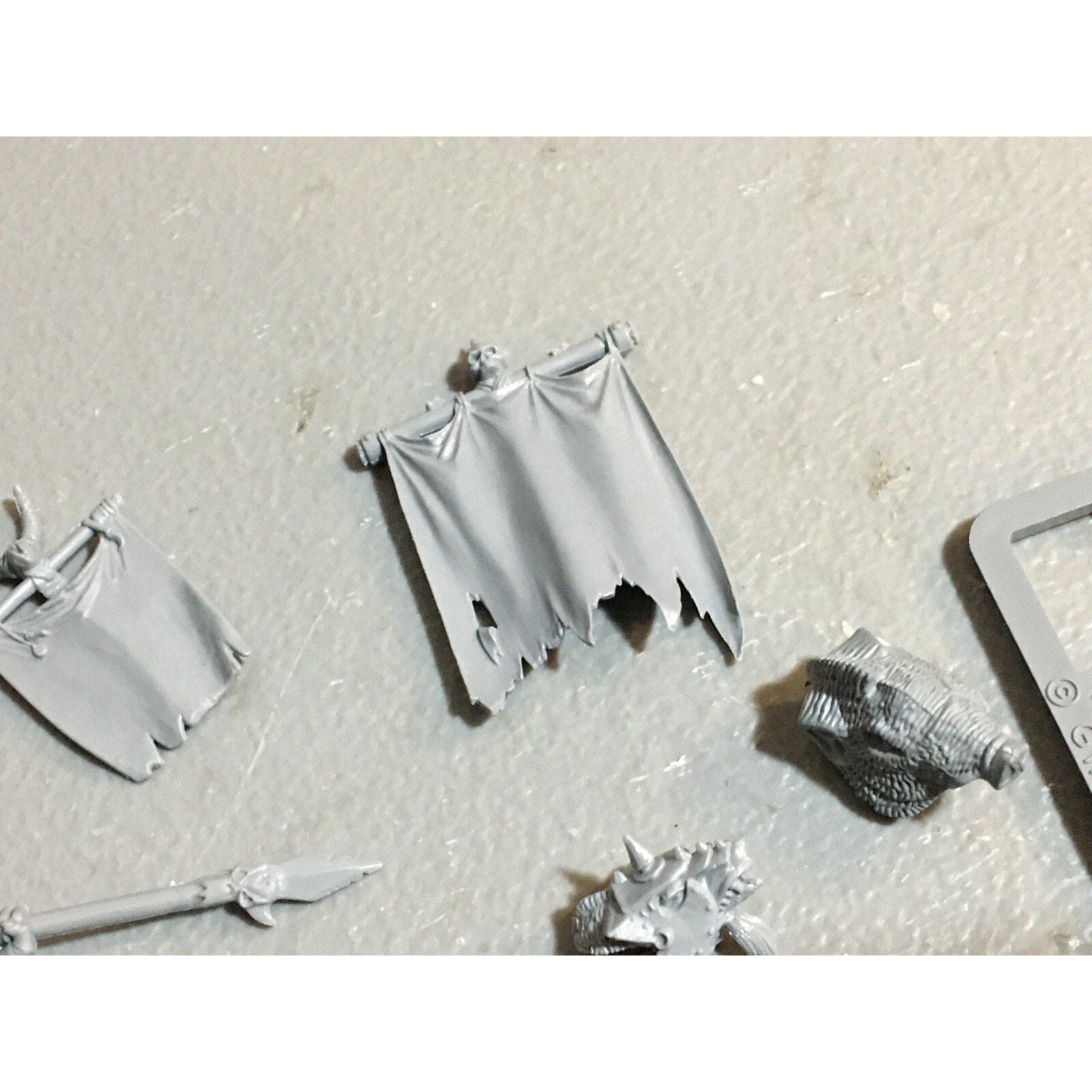 A23398 WARHAMMER FANTASY ORCS & GOBLINS BITS LOT MIXED ACCESSORIES BANNER HEADS