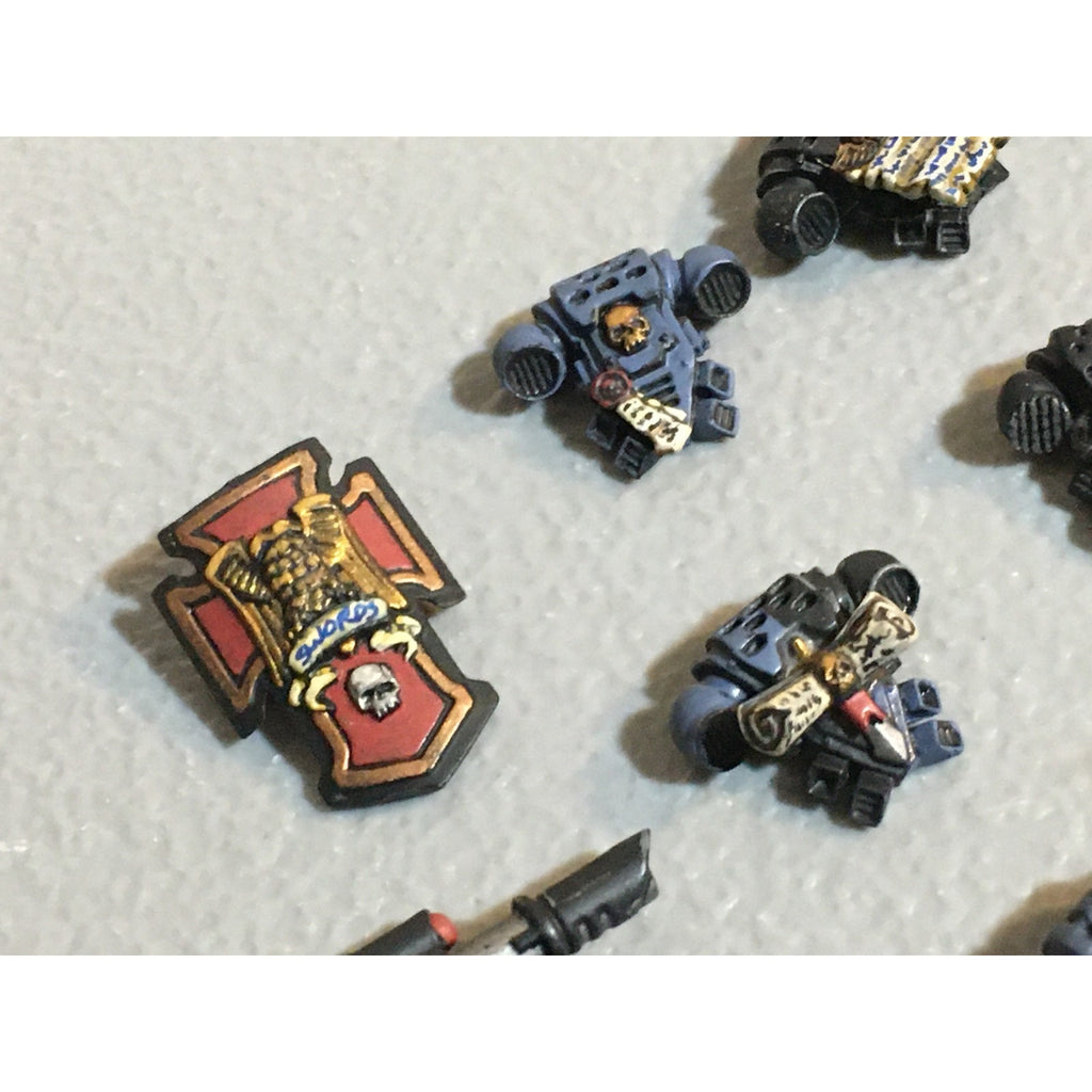 A25109 WARHAMMER 40K SPACE MARINES PAINTED BITS LOT BACKPACKS BOLTERS GW