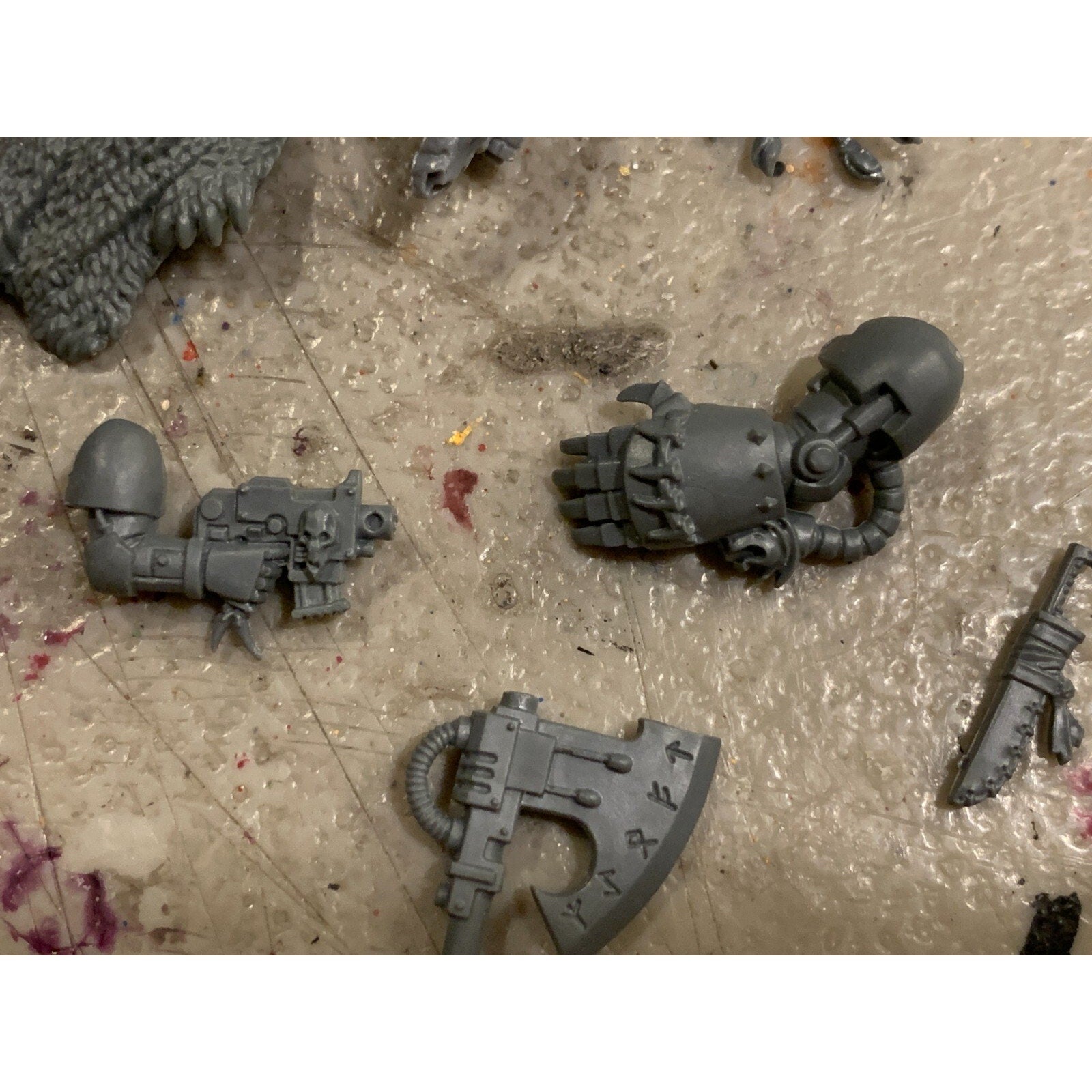 A23191 WARHAMMER 40K SPACE MARINES BITS LOT SPACE WOLVES TAILS AXE KNIVES HEAD
