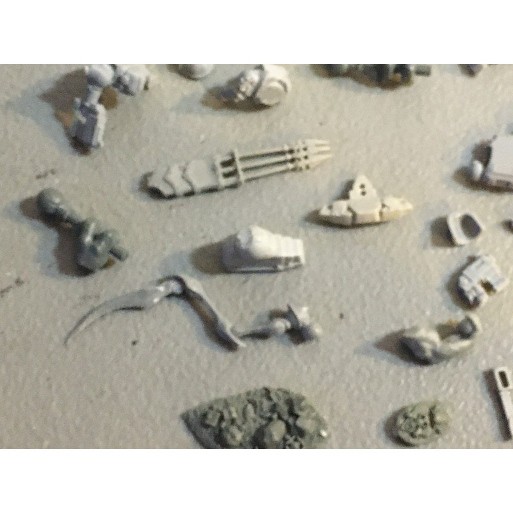 A32587 UNKNOWN PLASTIC MINIATURES BITS LOT SPACE SOLDIER MECH FEET ELF HEADS