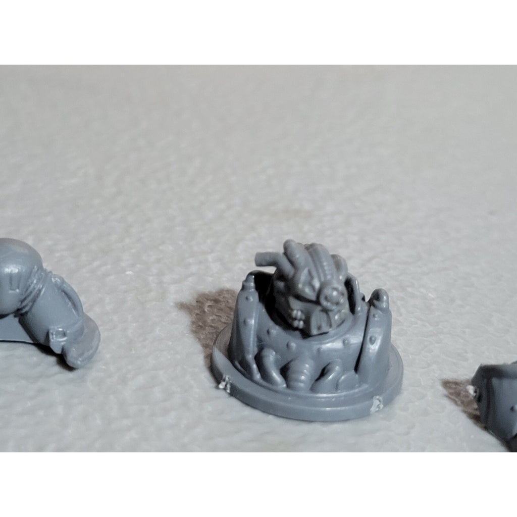 A17960 WARHAMMER 40K CHAOS SPACE MARINES TANK GUNNER BITS LOT