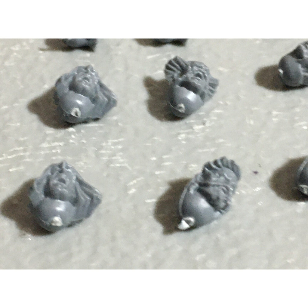 A22553 WARHAMMER 40K SPACE MARINES WOLVES BITS LOT HEADS SCOUT BROTHER GW