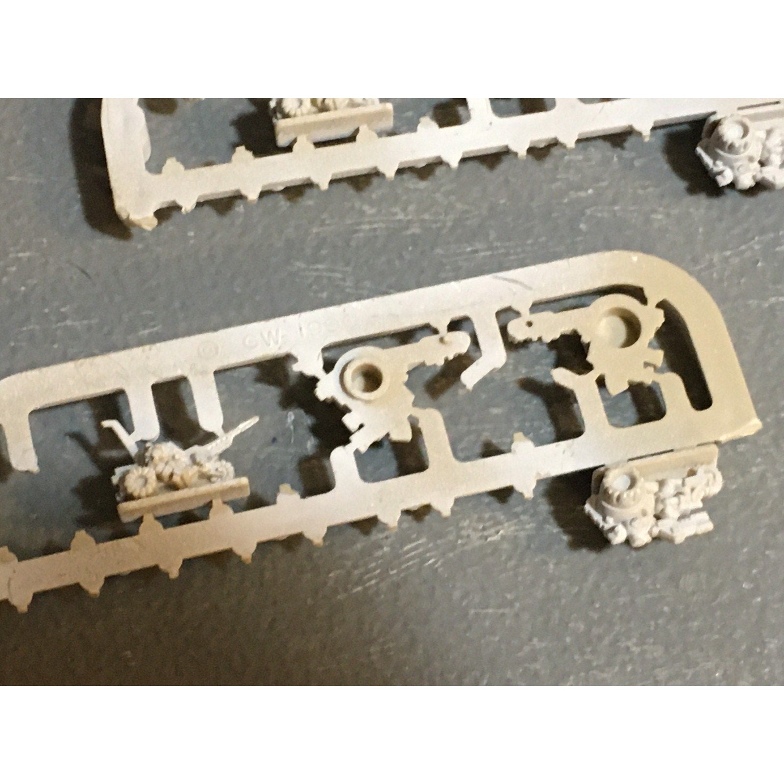 A24559 EPIC 40K SPACE MARINES SQUATS TRIKES THUDD GUNS ON SPRUE GW