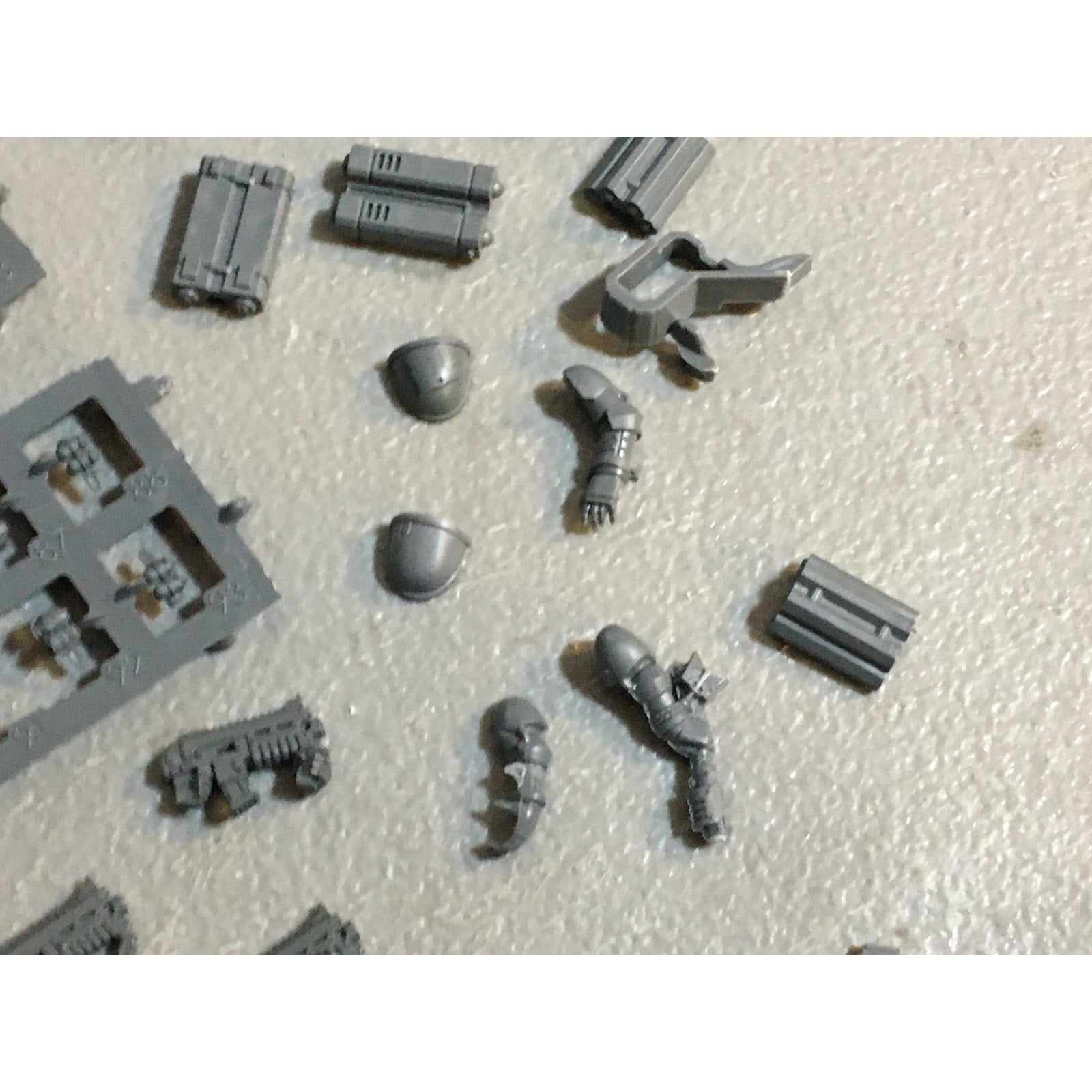 A29490 WARHAMMER 40K SPACE MARINES DARK ANGELS BITS LOT GRENADES BOLTERS GW