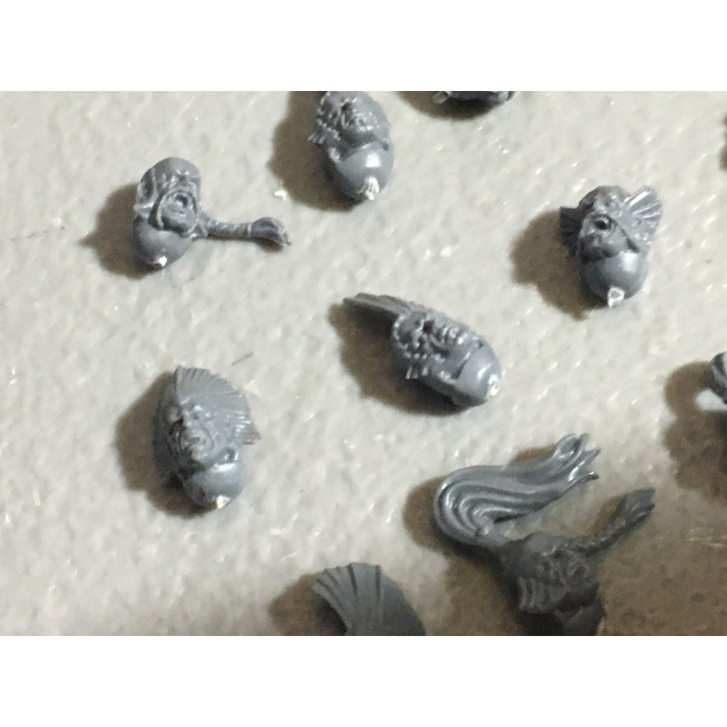 A22547 WARHAMMER 40K SPACE MARINES WOLVES BITS LOT HEADS GAMES WORKSHOP GW