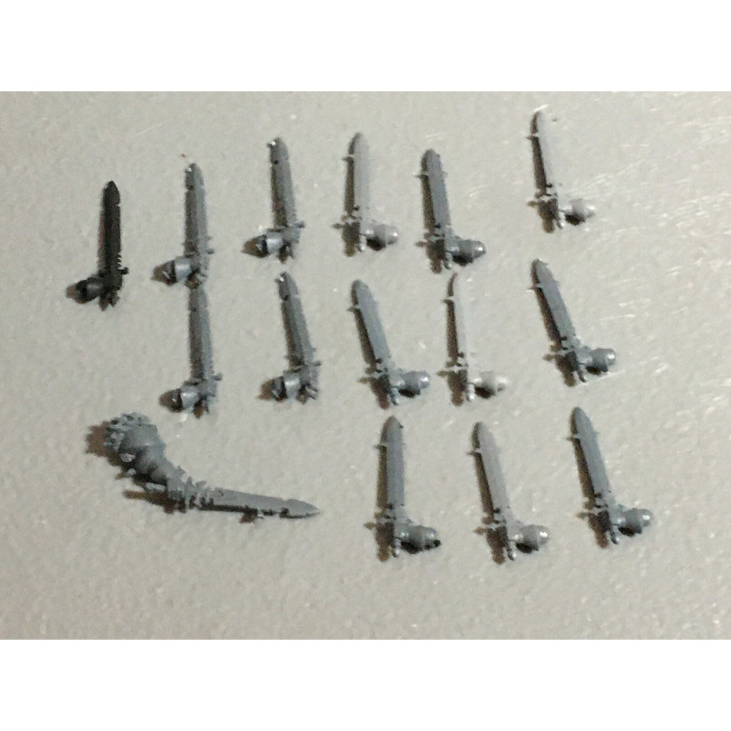 A22221 WARHAMMER FANTASY CHAOS MORTALS BITS LOT SWORD HANDS GAMES WORKSHOP