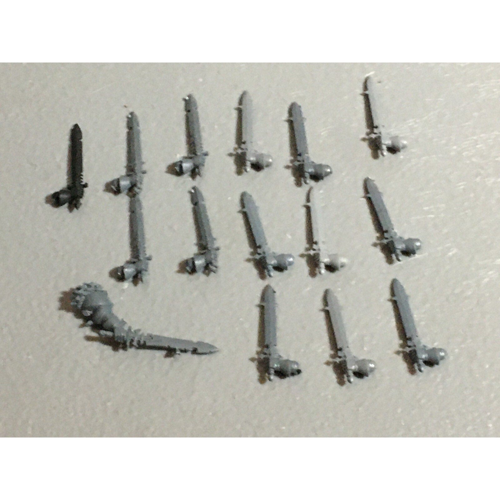 A22221 WARHAMMER FANTASY CHAOS MORTALS BITS LOT SWORD HANDS GAMES WORKSHOP