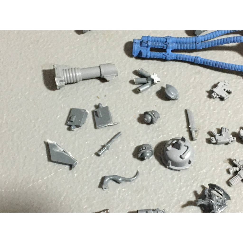 A22418 WARHAMMER 40K MIXED BITS LOT BOLTERS HEADS ARMS GAMES WORKSHOP GW
