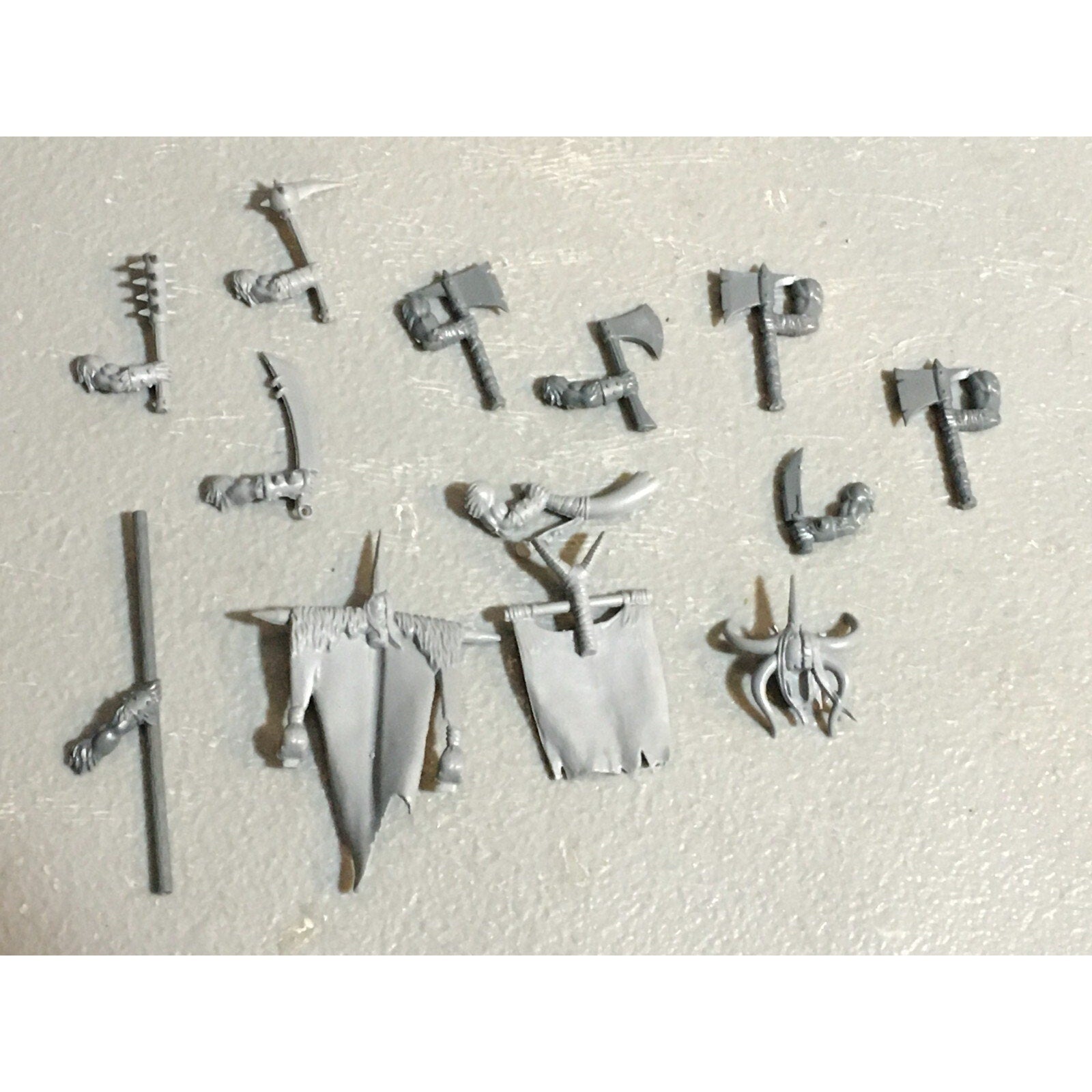 A23123 WARHAMMER FANTASY CHAOS BEASTMEN BITS LOT GORS BANNERS ARMS GW