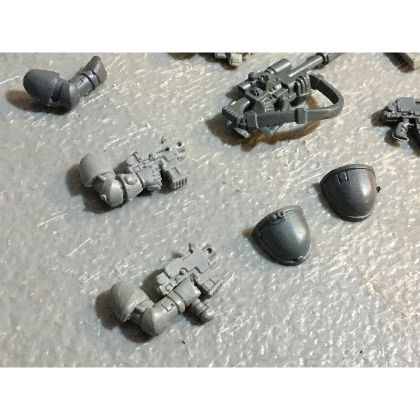 A27541 WARHAMMER 40K SPACE MARINES BITS LOT ARMS GUNS BANNER POLE GW