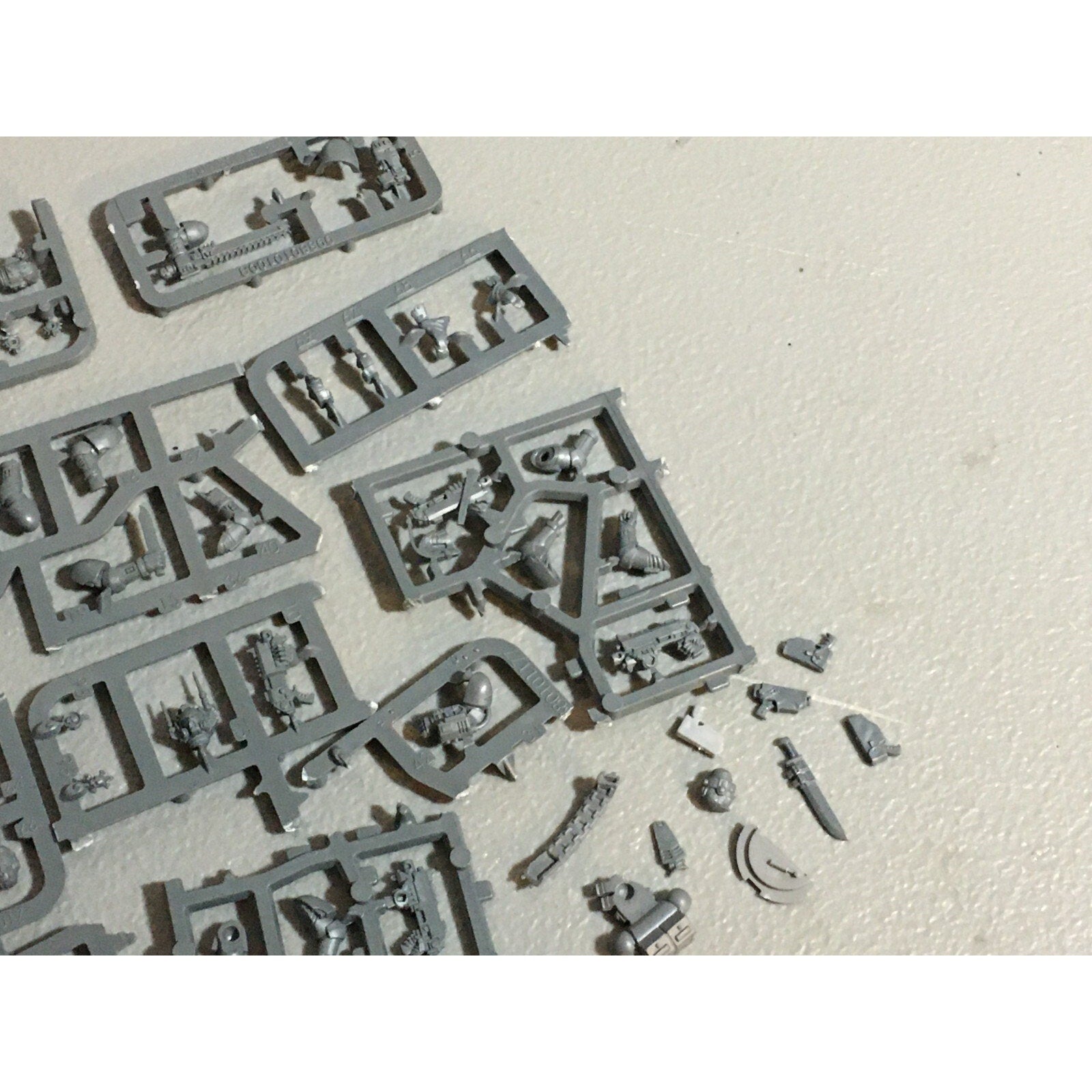 A20144 WARHAMMER 40K BITS LOT SPACE MARINES ON SPRUE HEADS ARMS