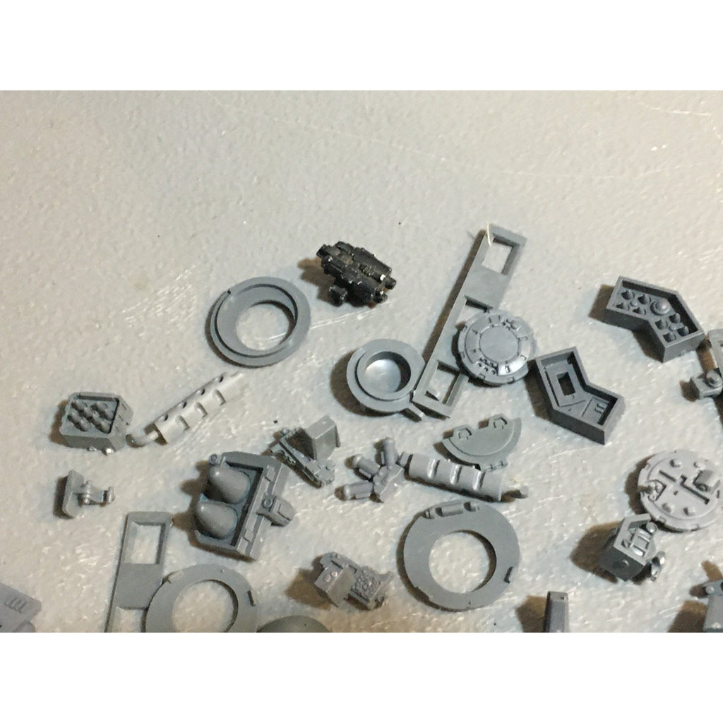 A24525 WARHAMMER 40K SPACE MARINES BITS LOT TANKS LIDS ACCESSOIRES