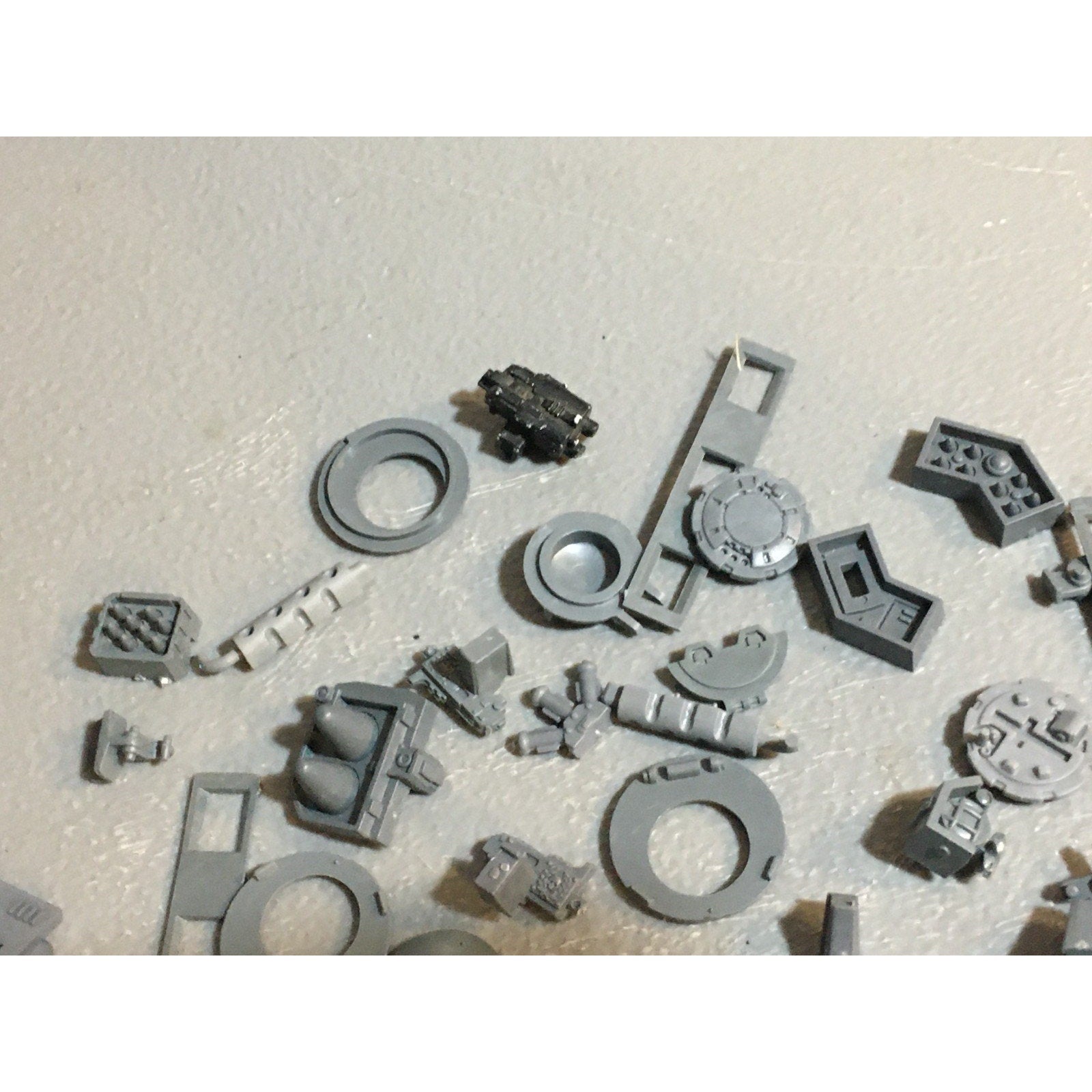 A24525 WARHAMMER 40K SPACE MARINES BITS LOT TANKS LIDS ACCESSOIRES