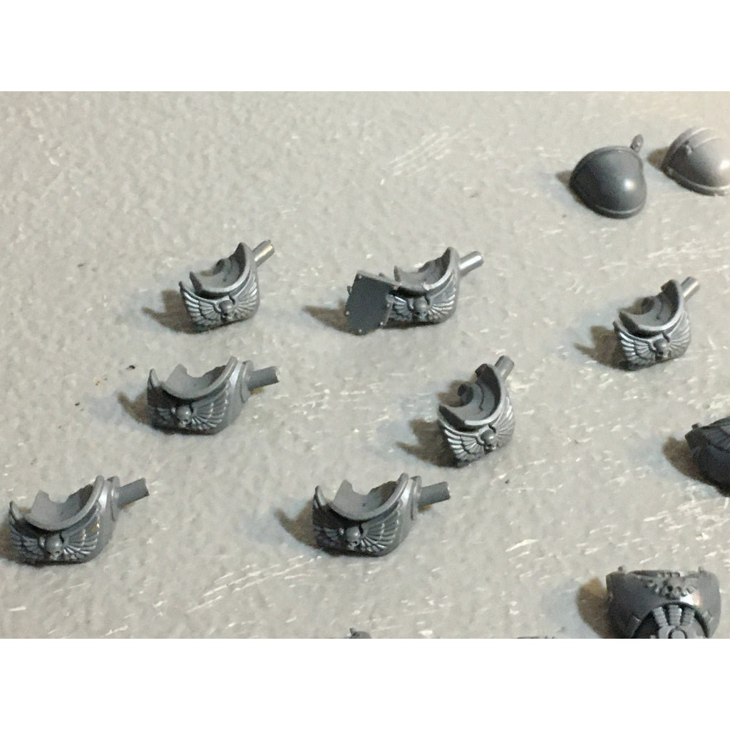 A29448 WARHAMMER 40K SPACE MARINES BITS LOT TORSO PARTS SHOULDER PADS GW