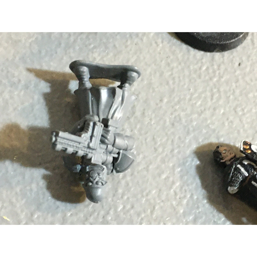 A32535 UNKNOWN MINIATURES PLASTIC INCOMPLETE WARRIOR SOLDIER