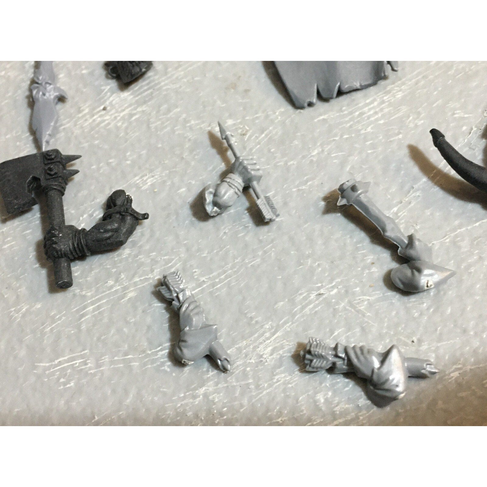 A23434 WARHAMMER FANTASY ORCS & GOBLINS BITS LOT MIXED ARM BANNER KNIFE GW