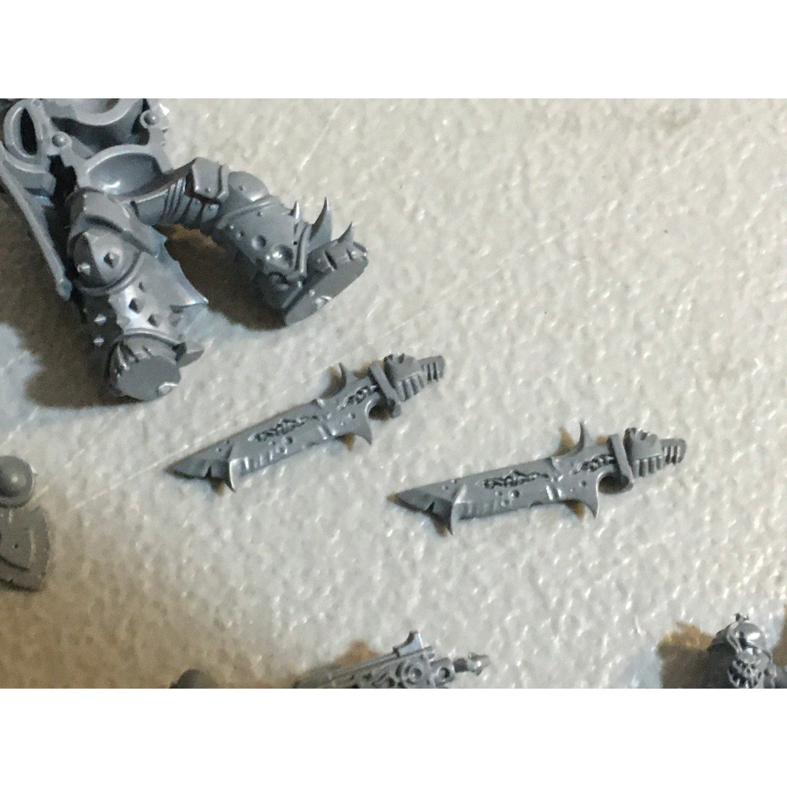 A31461 WARHAMMER 40K CHAOS DEATH GUARD BITS LOT BOLTER LEGS PLAGUE KNIFE GW